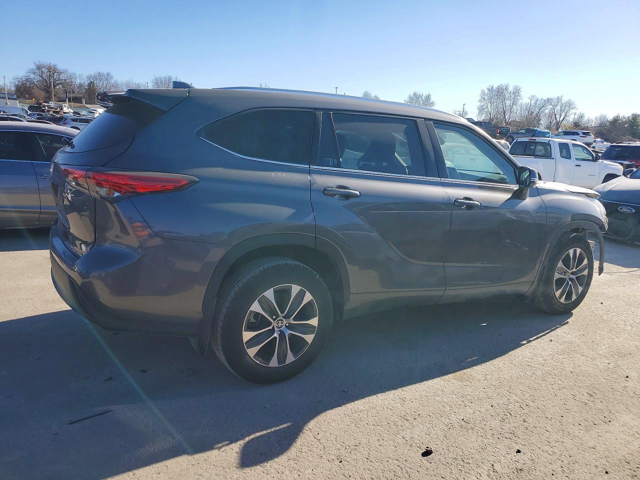 2021 TOYOTA HIGHLANDER XLE photo 3
