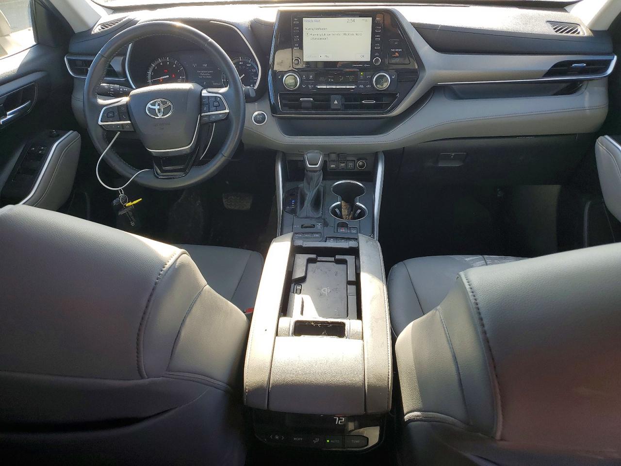 2021 TOYOTA HIGHLANDER XLE photo 8