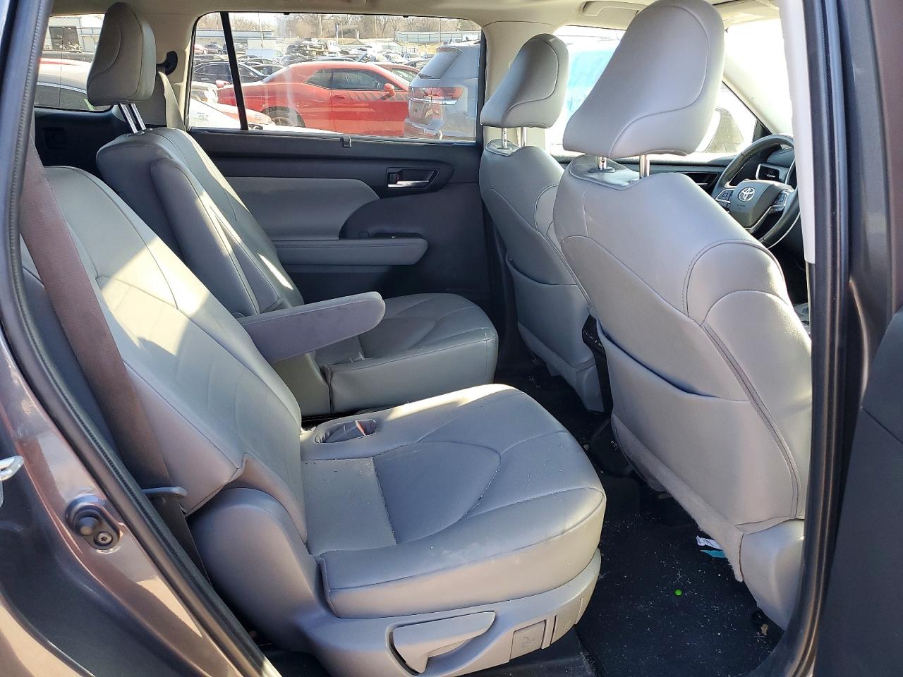 2021 TOYOTA HIGHLANDER XLE photo 11