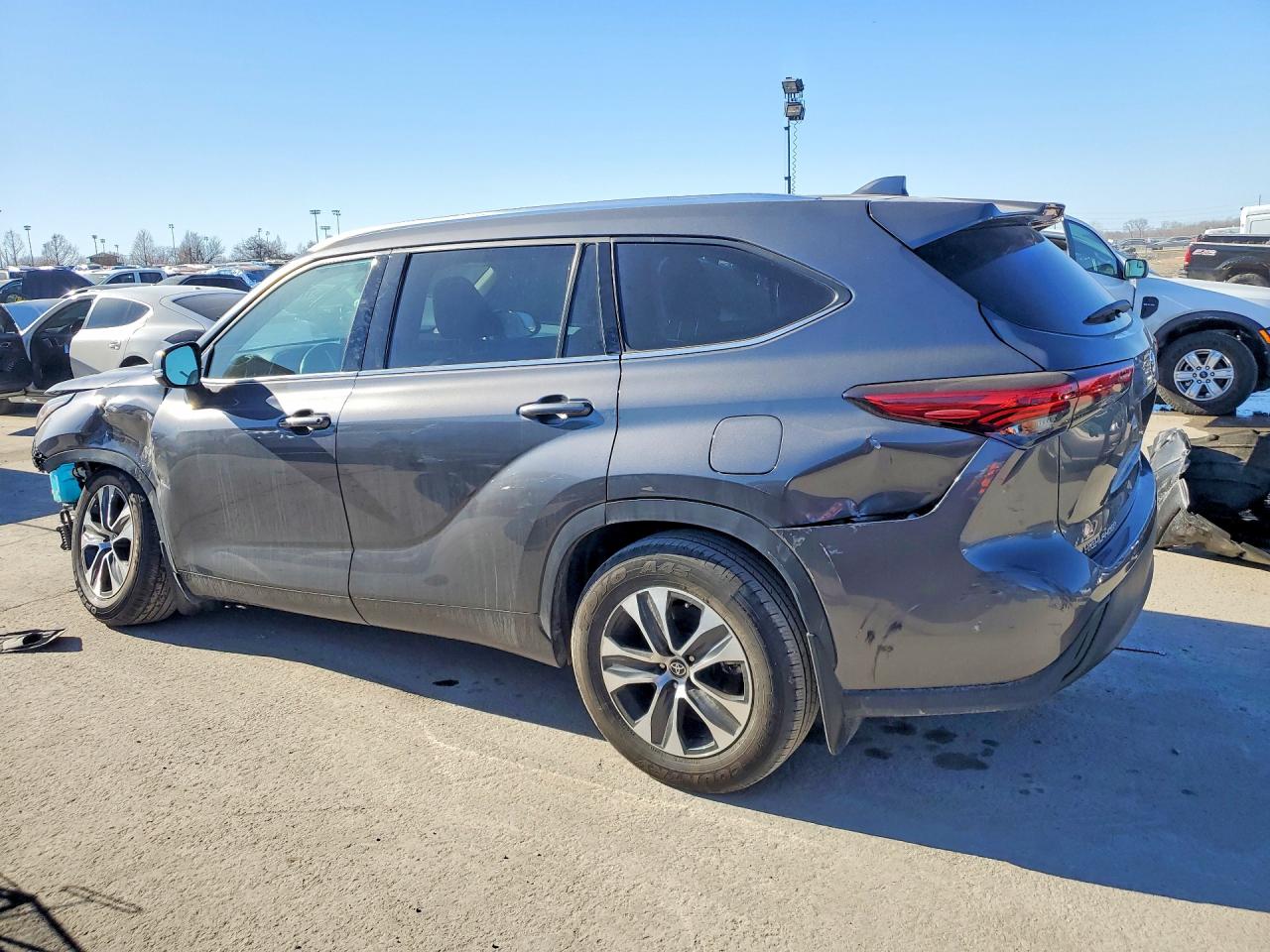 2021 TOYOTA HIGHLANDER XLE photo 2
