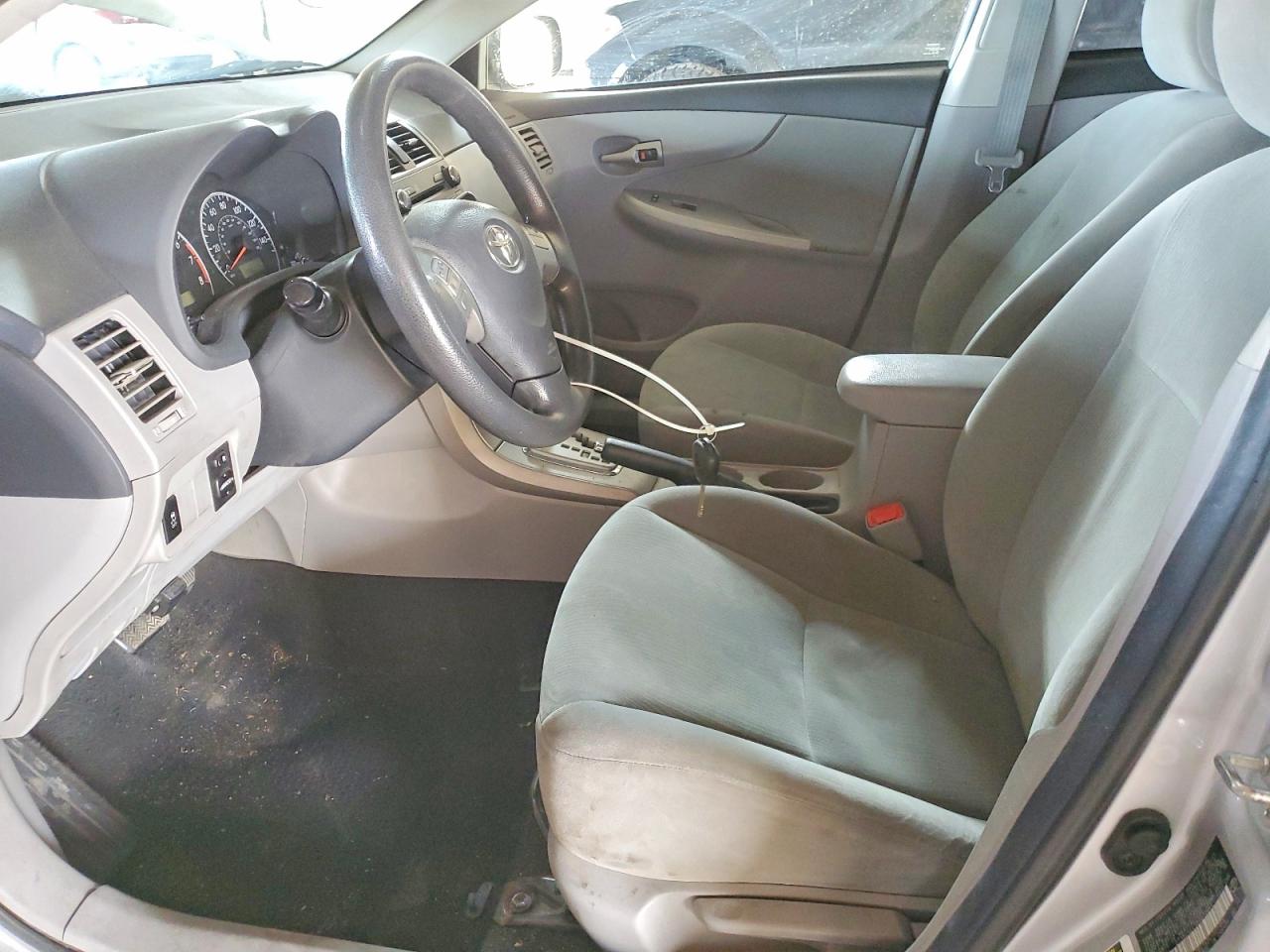 2011 TOYOTA COROLLA LE photo 19