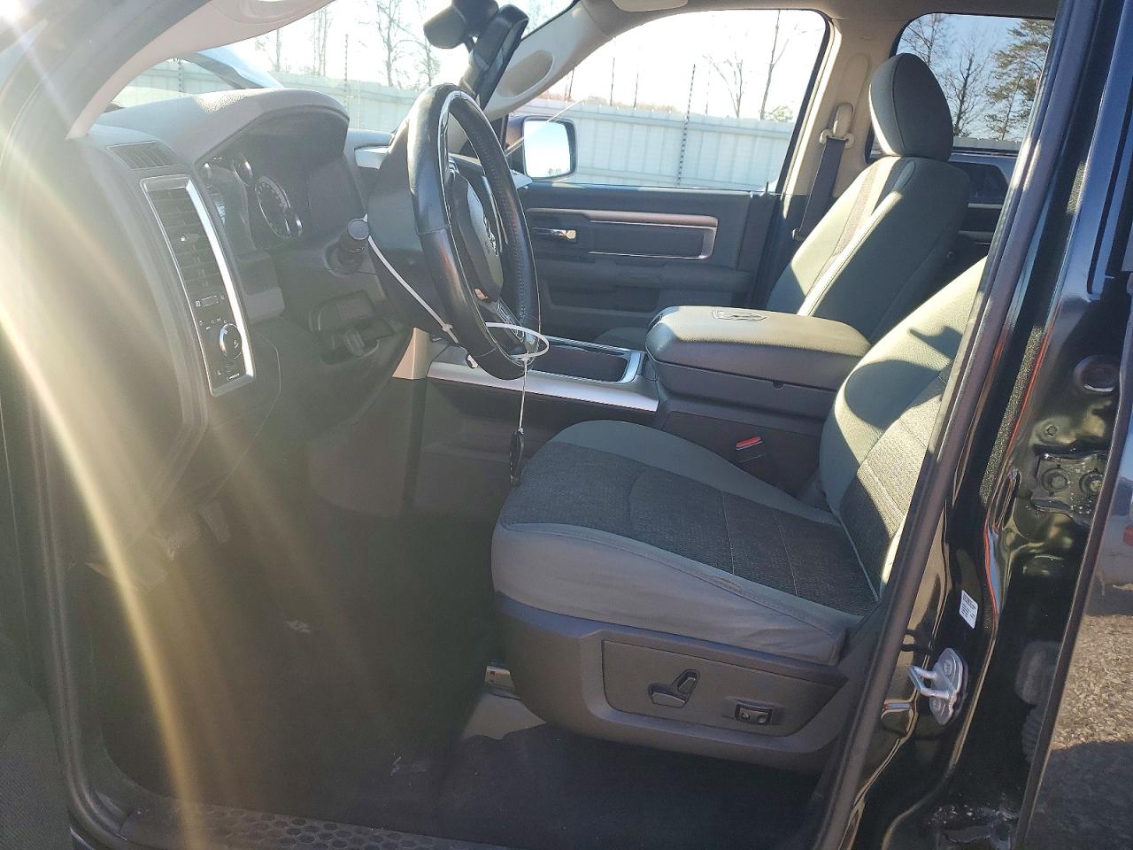 2016 RAM 1500 SLT photo 19
