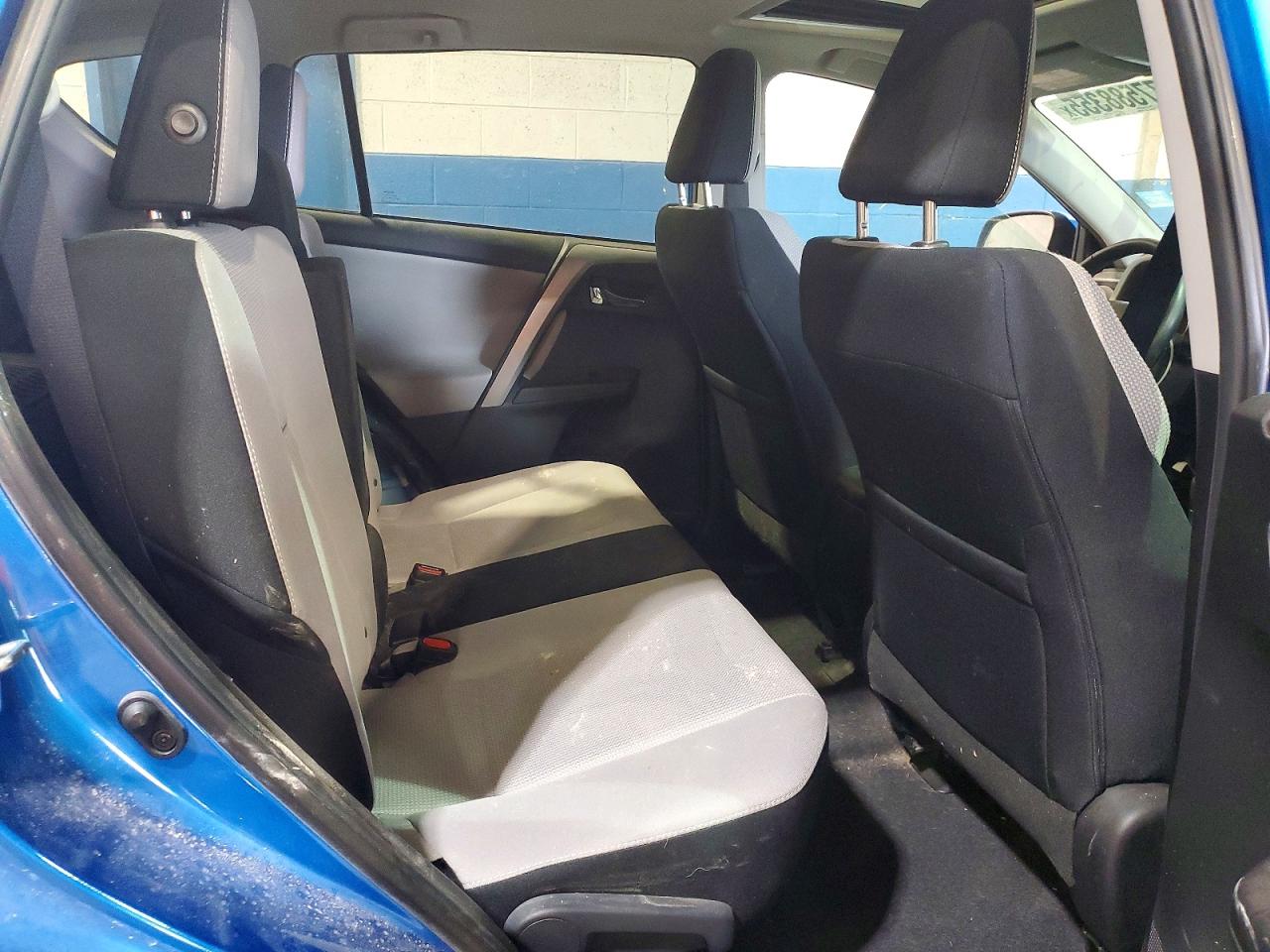 2016 TOYOTA RAV4 XLE photo 31