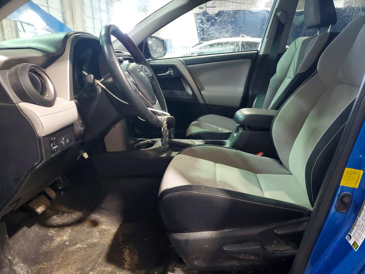 2016 TOYOTA RAV4 XLE photo 19