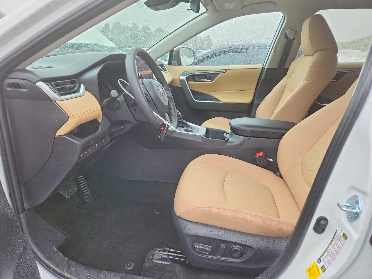 2025 TOYOTA RAV4 XLE photo 13