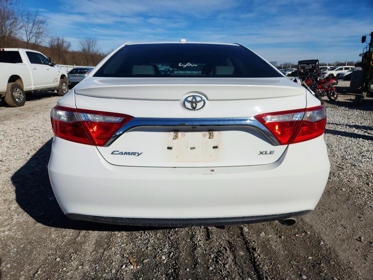 2015 TOYOTA CAMRY LE photo 16