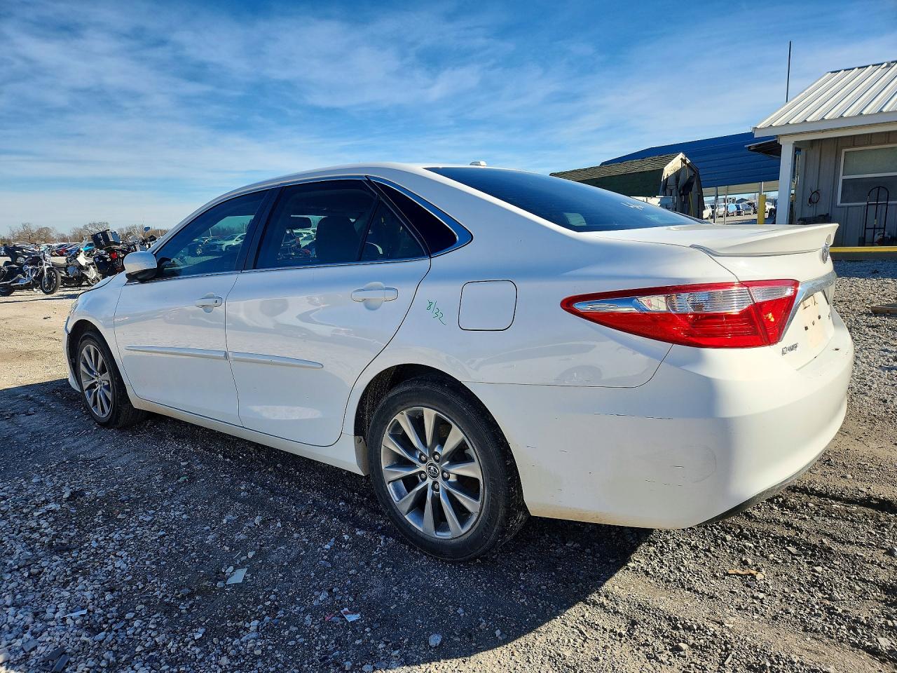 2015 TOYOTA CAMRY LE photo 4