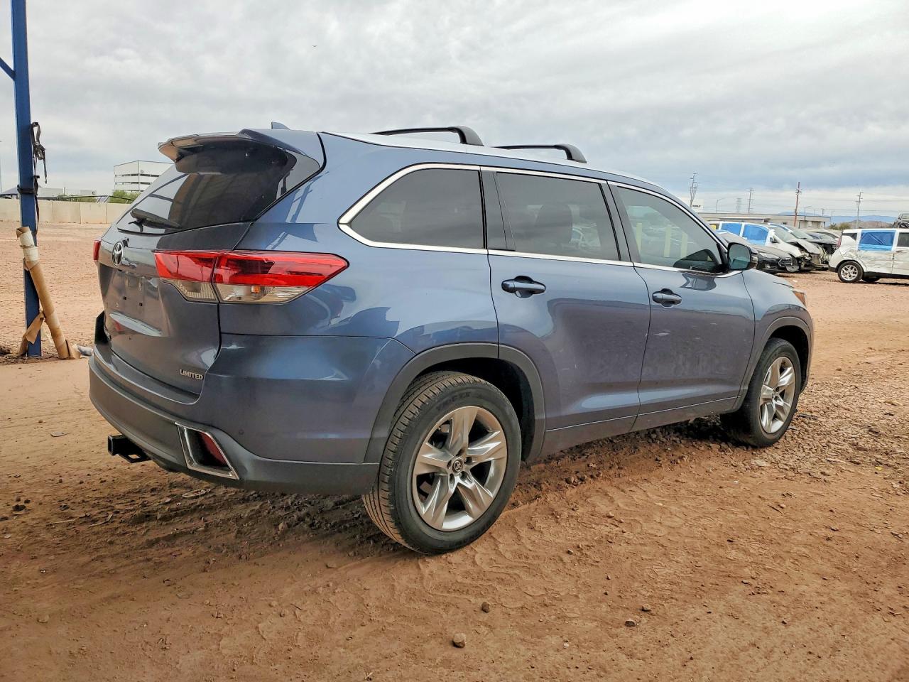 2018 TOYOTA HIGHLANDER LIMITED photo 3