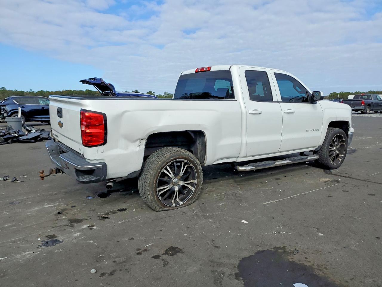 2015 CHEVROLET SILVERADO C1500 LT photo 3