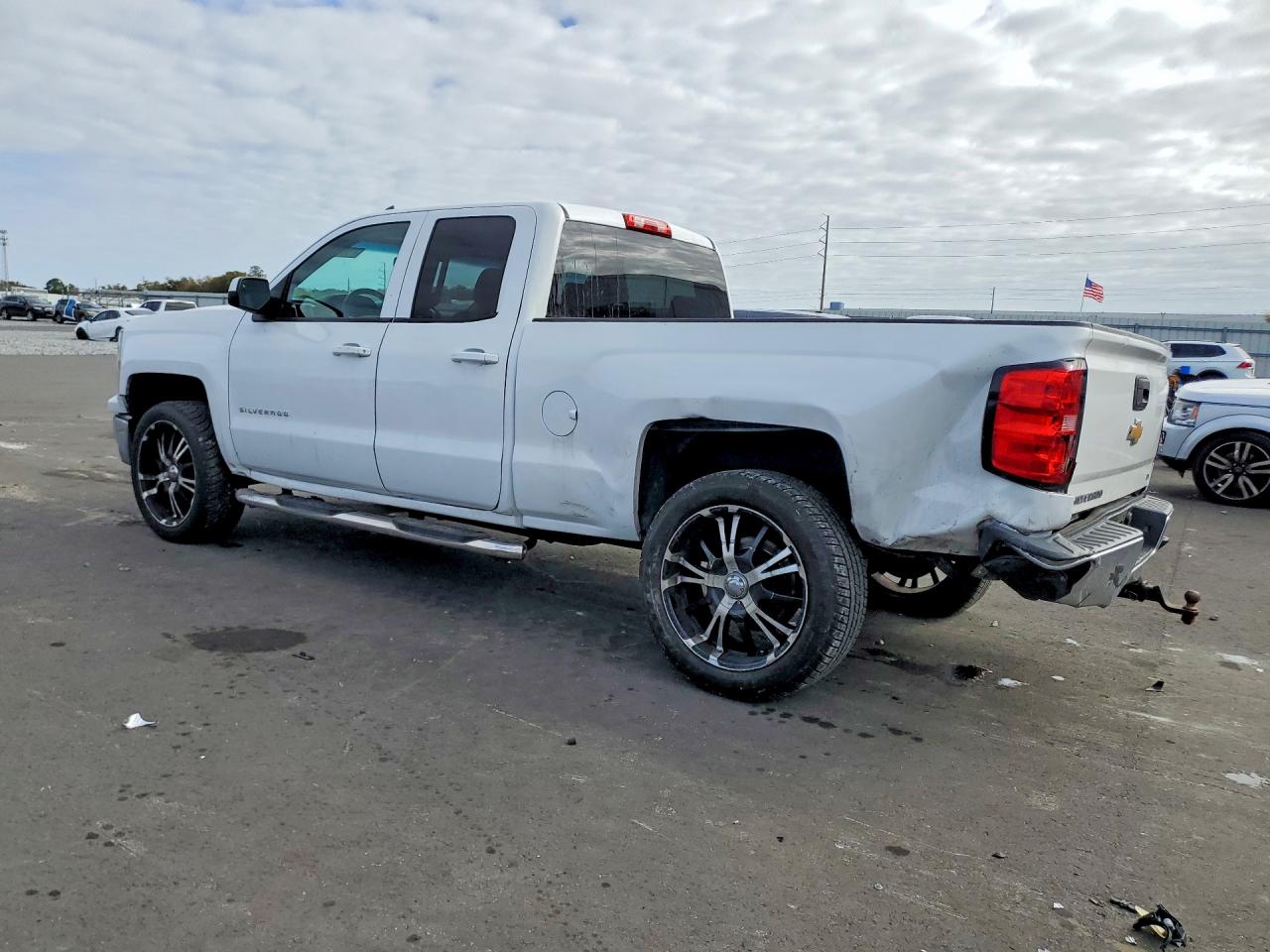 2015 CHEVROLET SILVERADO C1500 LT photo 2