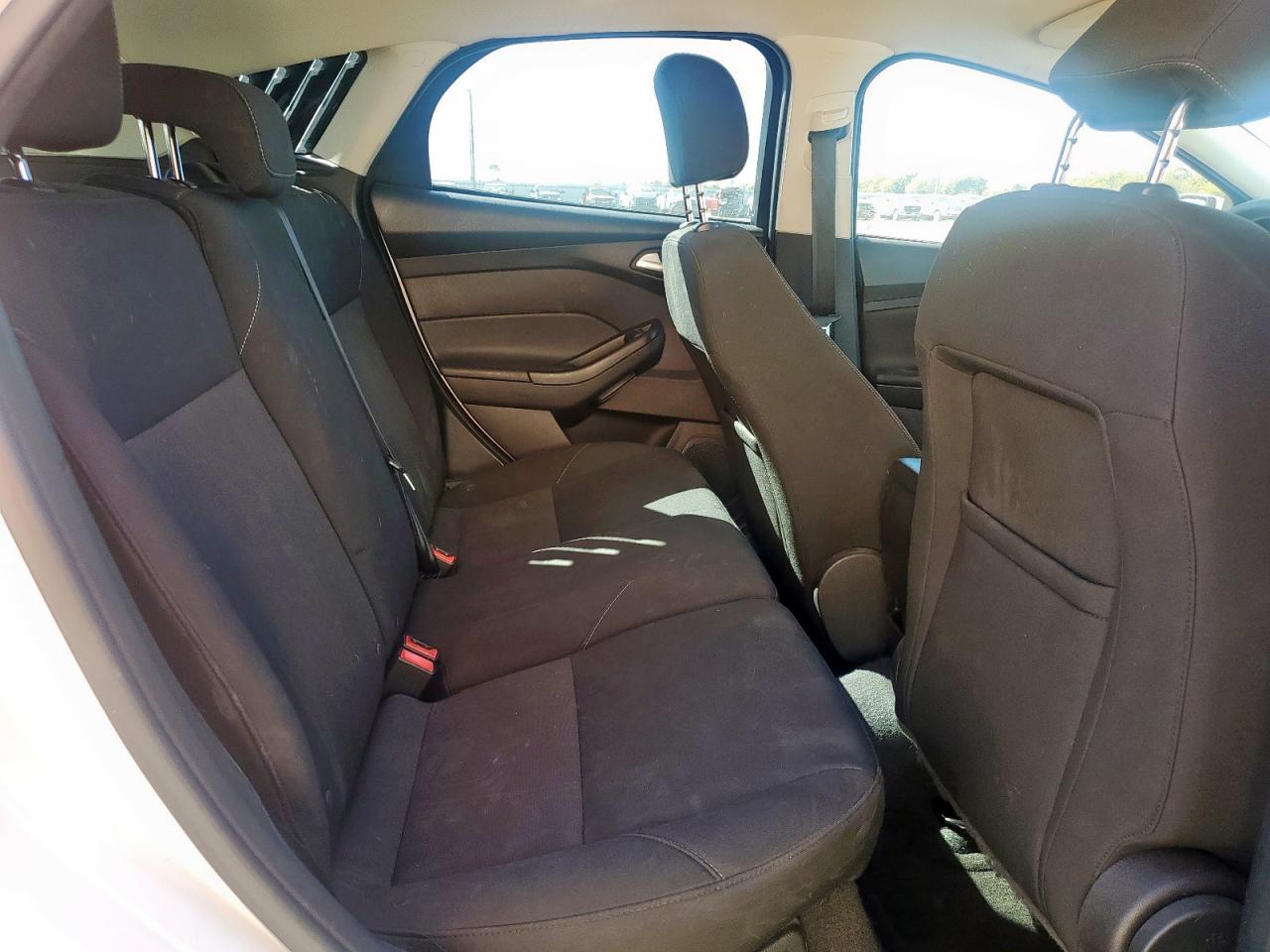 2015 FORD FOCUS SE photo 19
