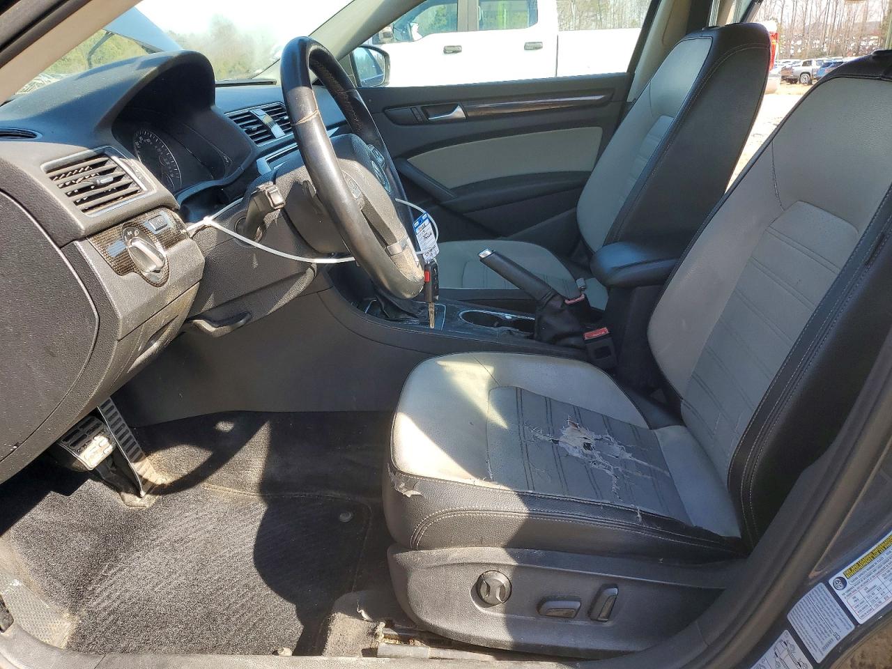 2015 VOLKSWAGEN PASSAT SE photo 13