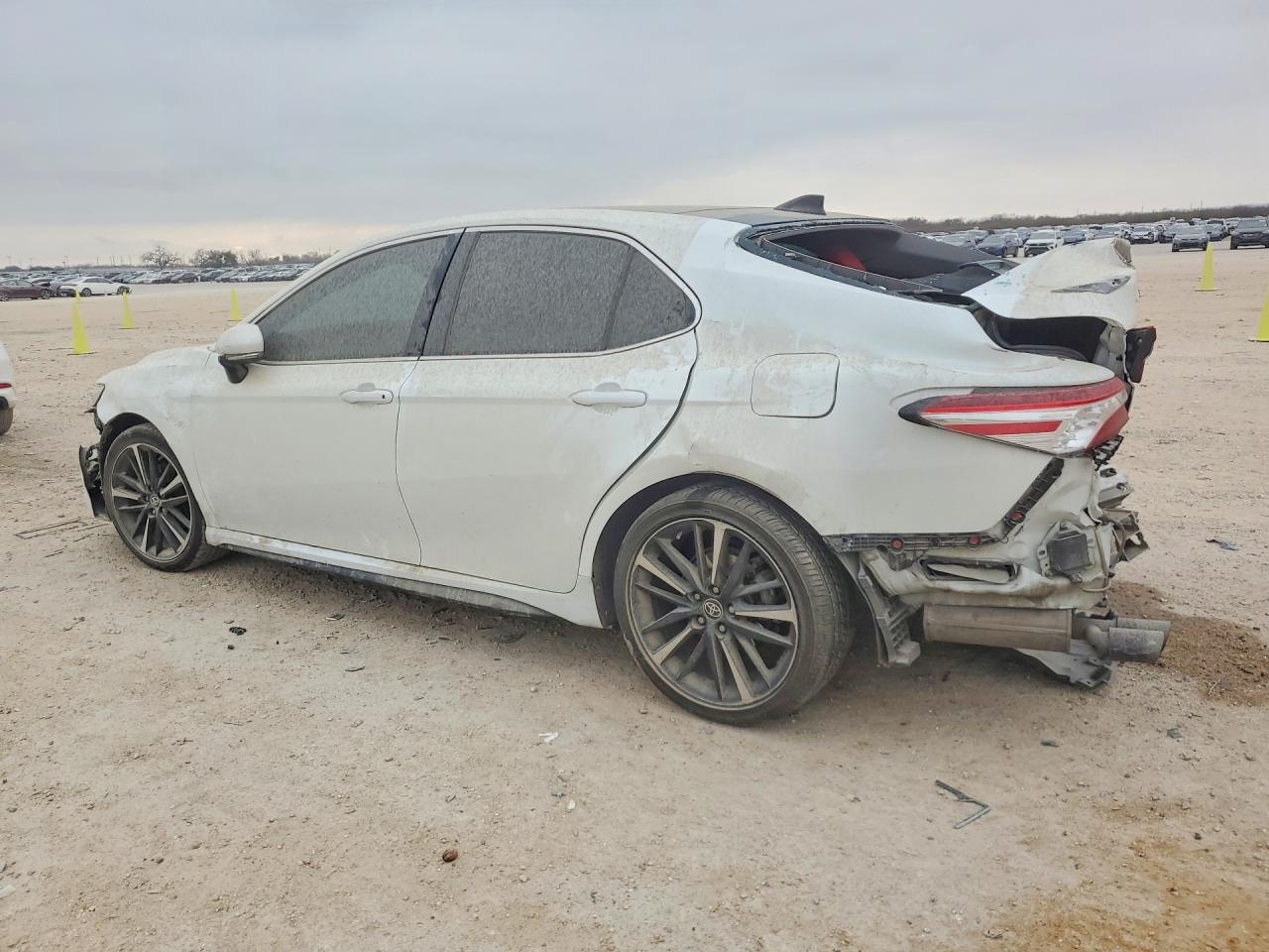 2020 TOYOTA CAMRY XSE photo 2