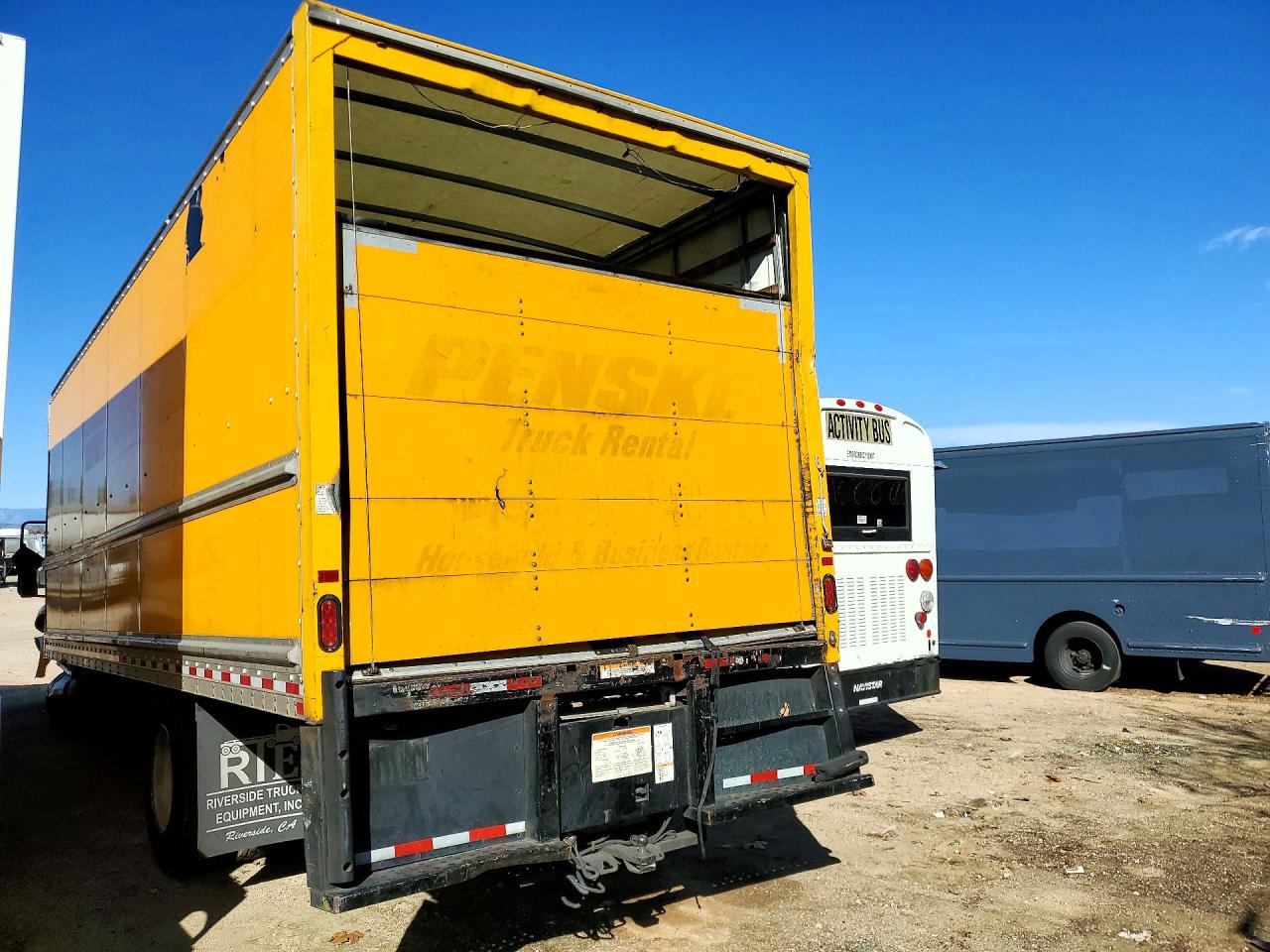 2018 INTERNATIONAL 4300 BOX TRUCK photo 3