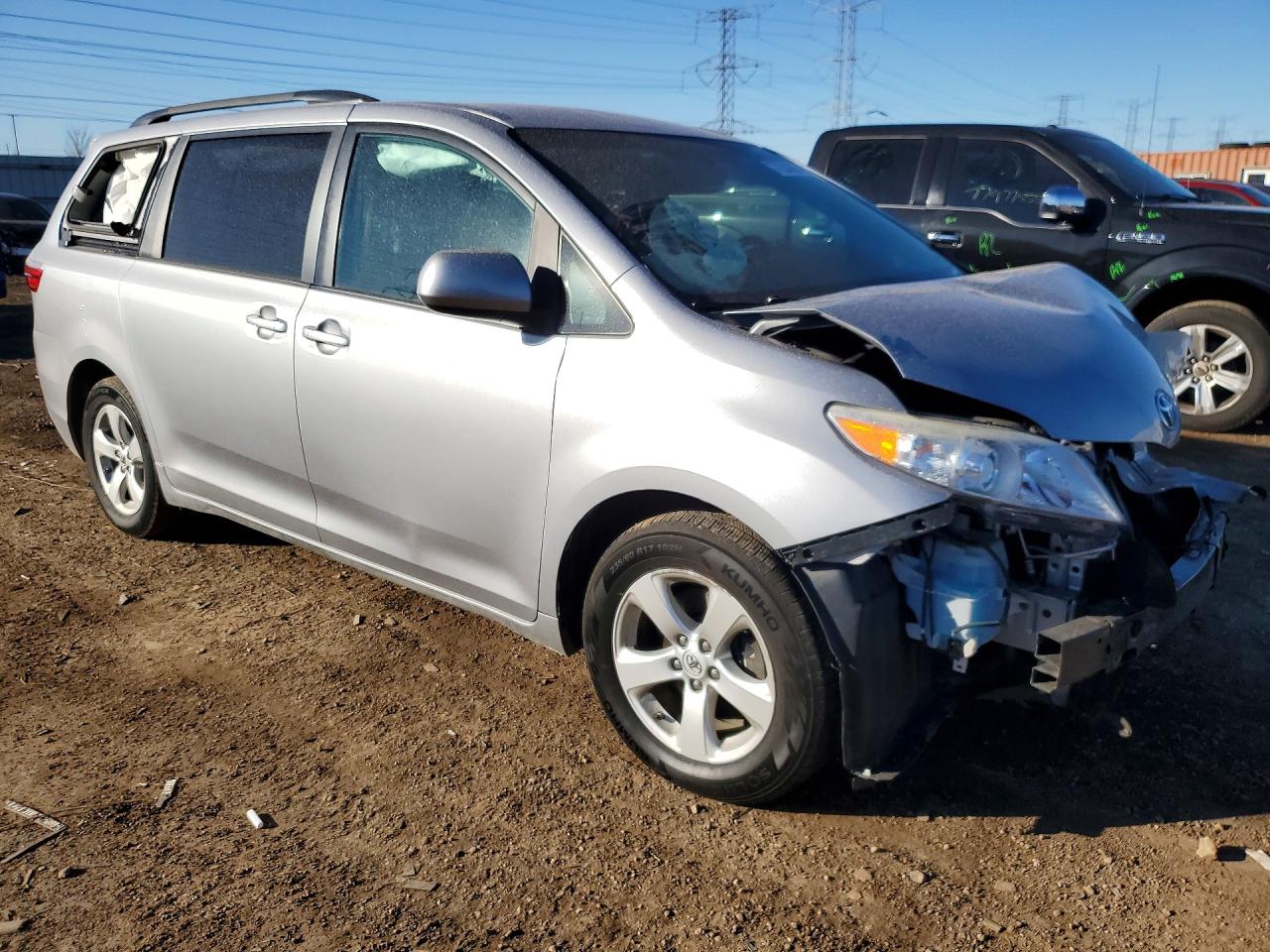 2017 TOYOTA SIENNA LE 8-PASSENGER photo 4