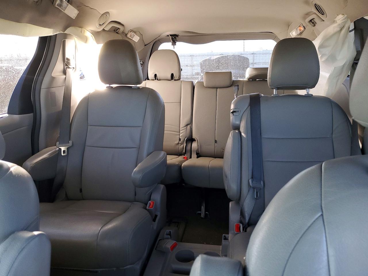 2017 TOYOTA SIENNA LE 8-PASSENGER photo 10