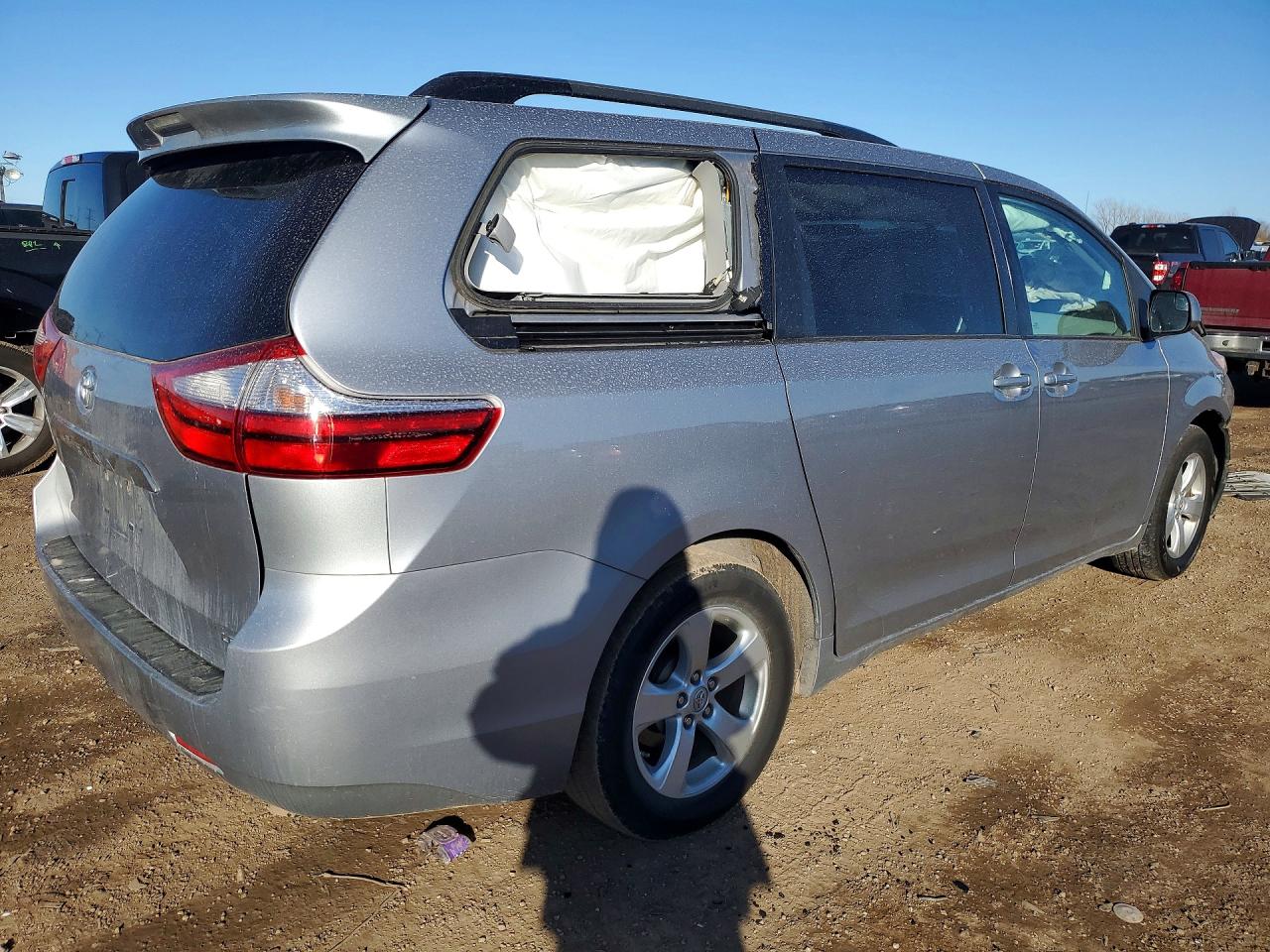 2017 TOYOTA SIENNA LE 8-PASSENGER photo 3