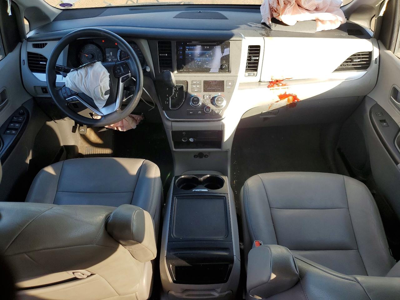 2017 TOYOTA SIENNA LE 8-PASSENGER photo 8