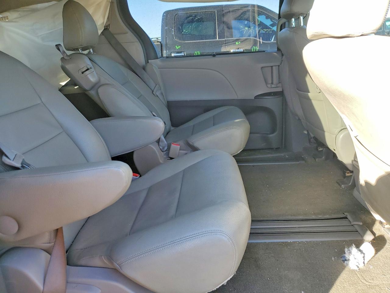 2017 TOYOTA SIENNA LE 8-PASSENGER photo 11