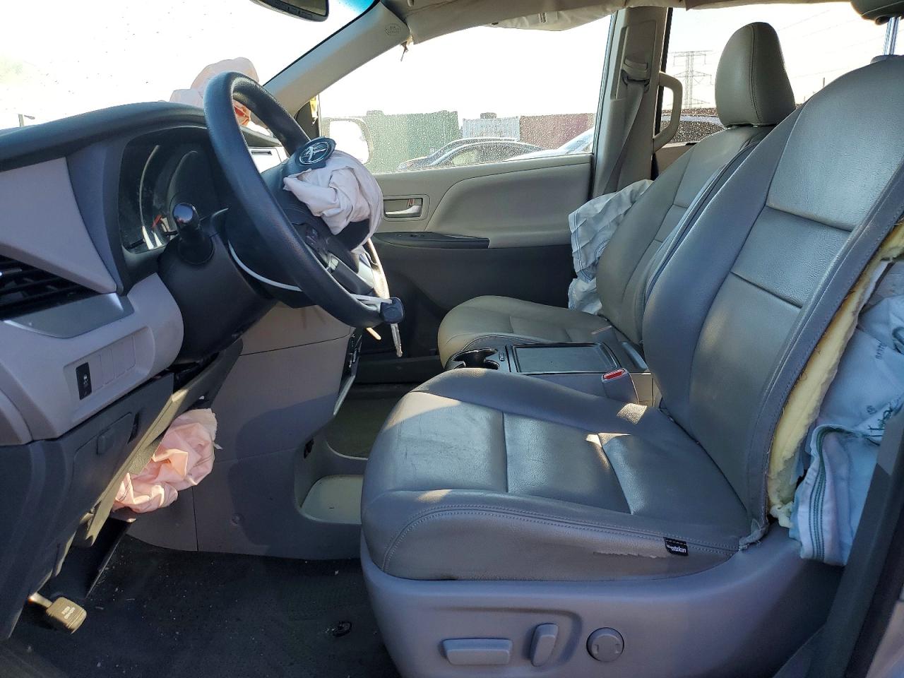 2017 TOYOTA SIENNA LE 8-PASSENGER photo 7