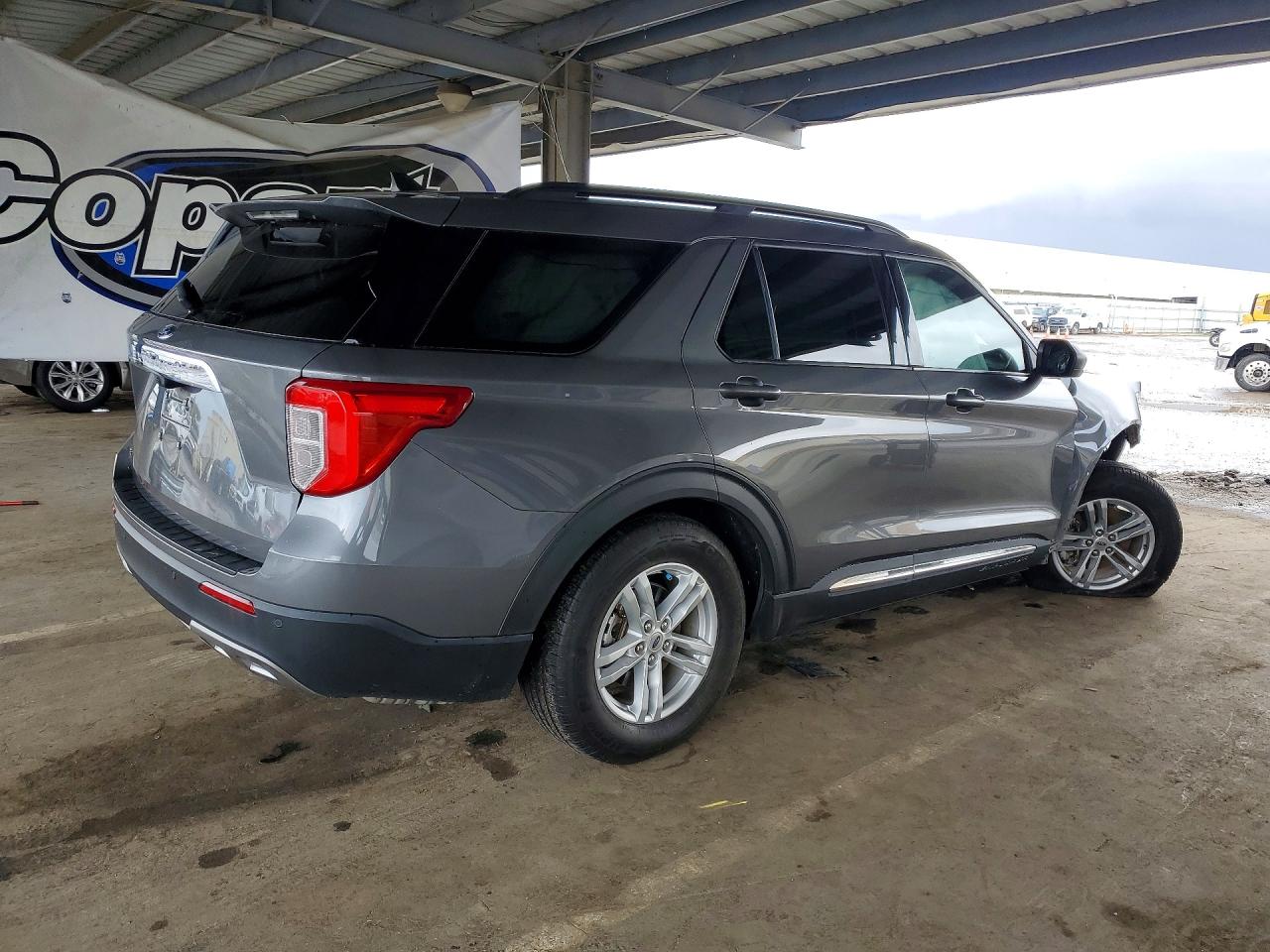 2023 FORD EXPLORER XLT photo 3