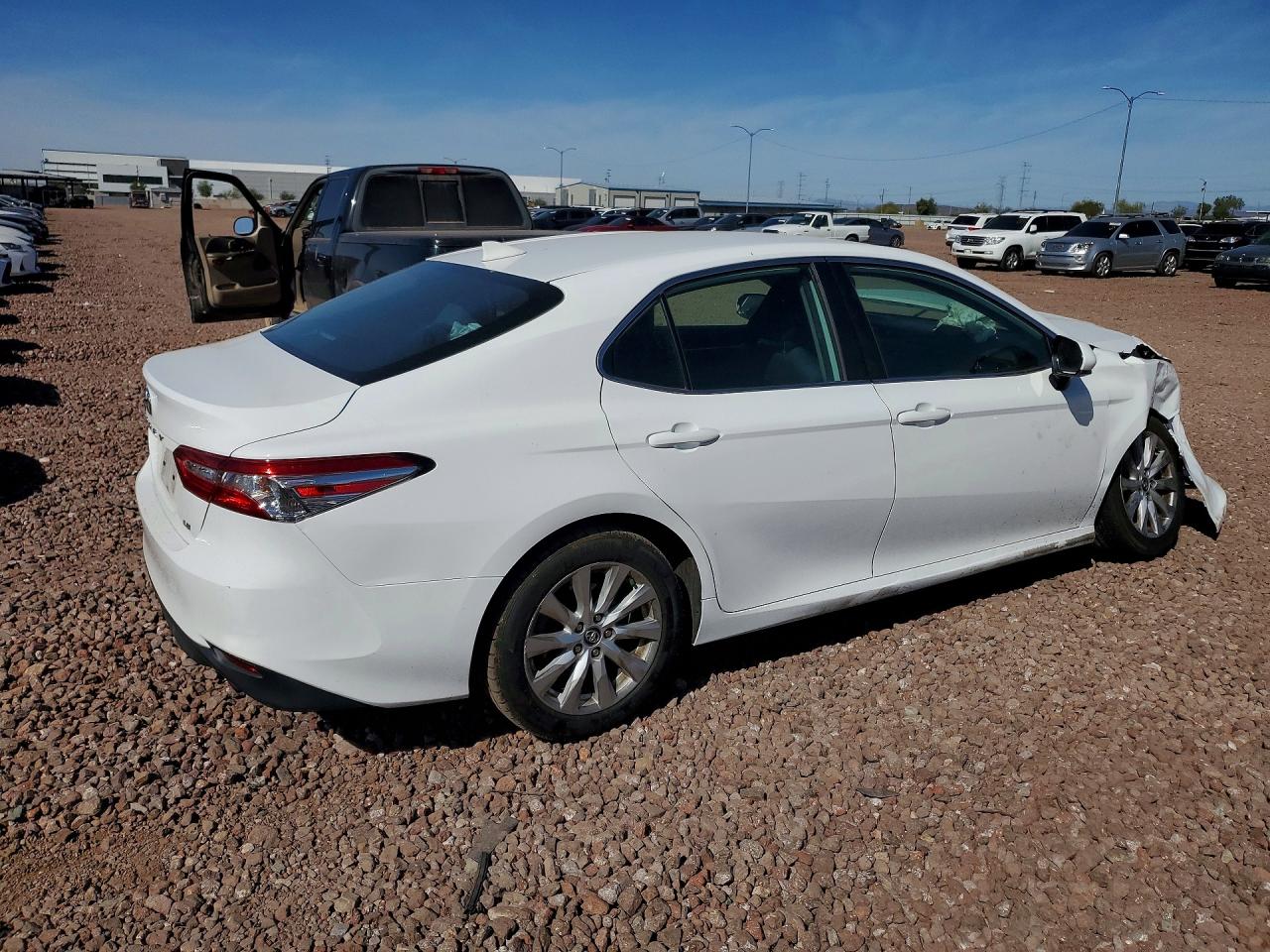 2019 TOYOTA CAMRY L photo 3