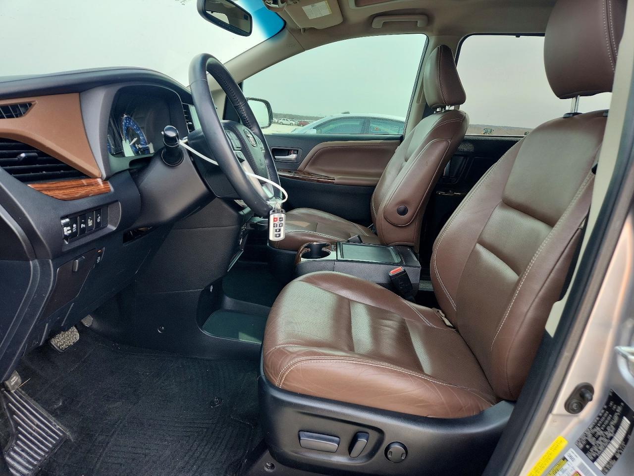2015 TOYOTA SIENNA LIMITED 7-PASSENGER photo 13