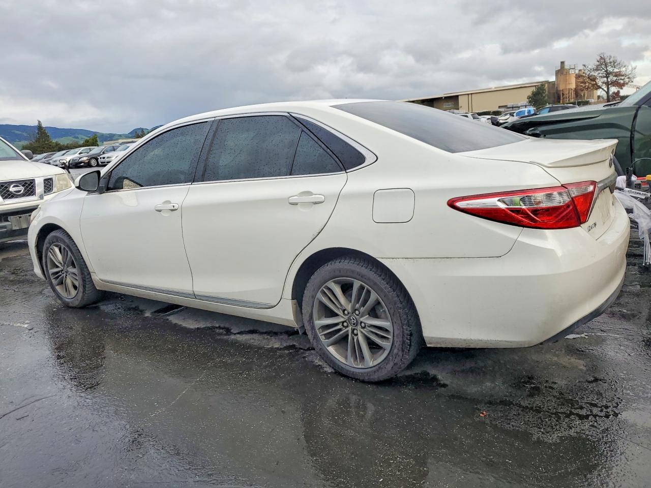 2017 TOYOTA CAMRY LE photo 4
