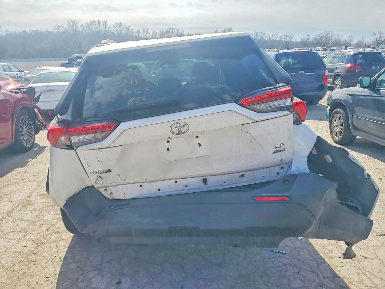 2021 TOYOTA RAV4 LE photo 16