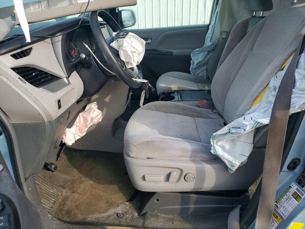 2015 TOYOTA SIENNA LE photo 19