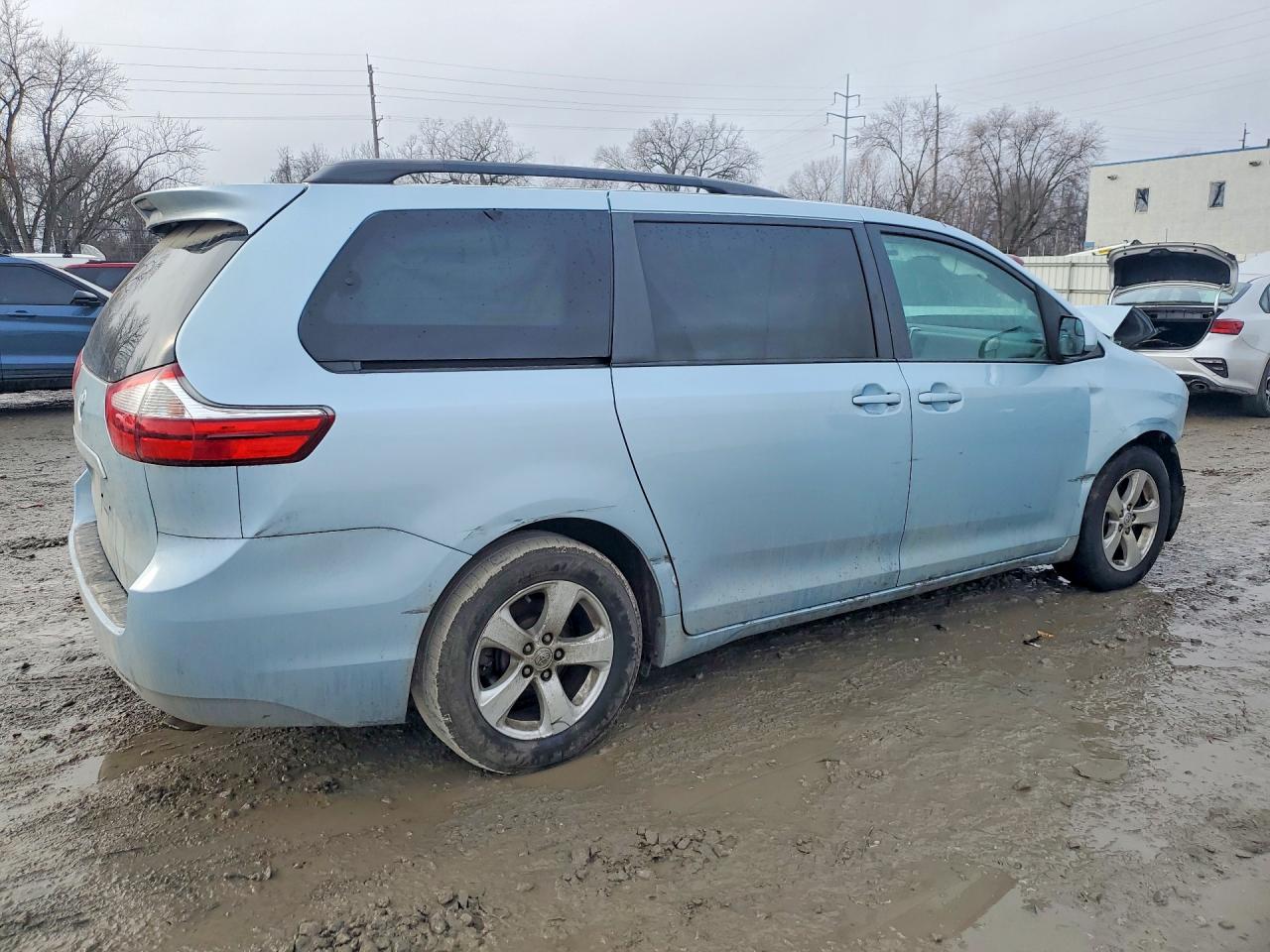 2015 TOYOTA SIENNA LE photo 7