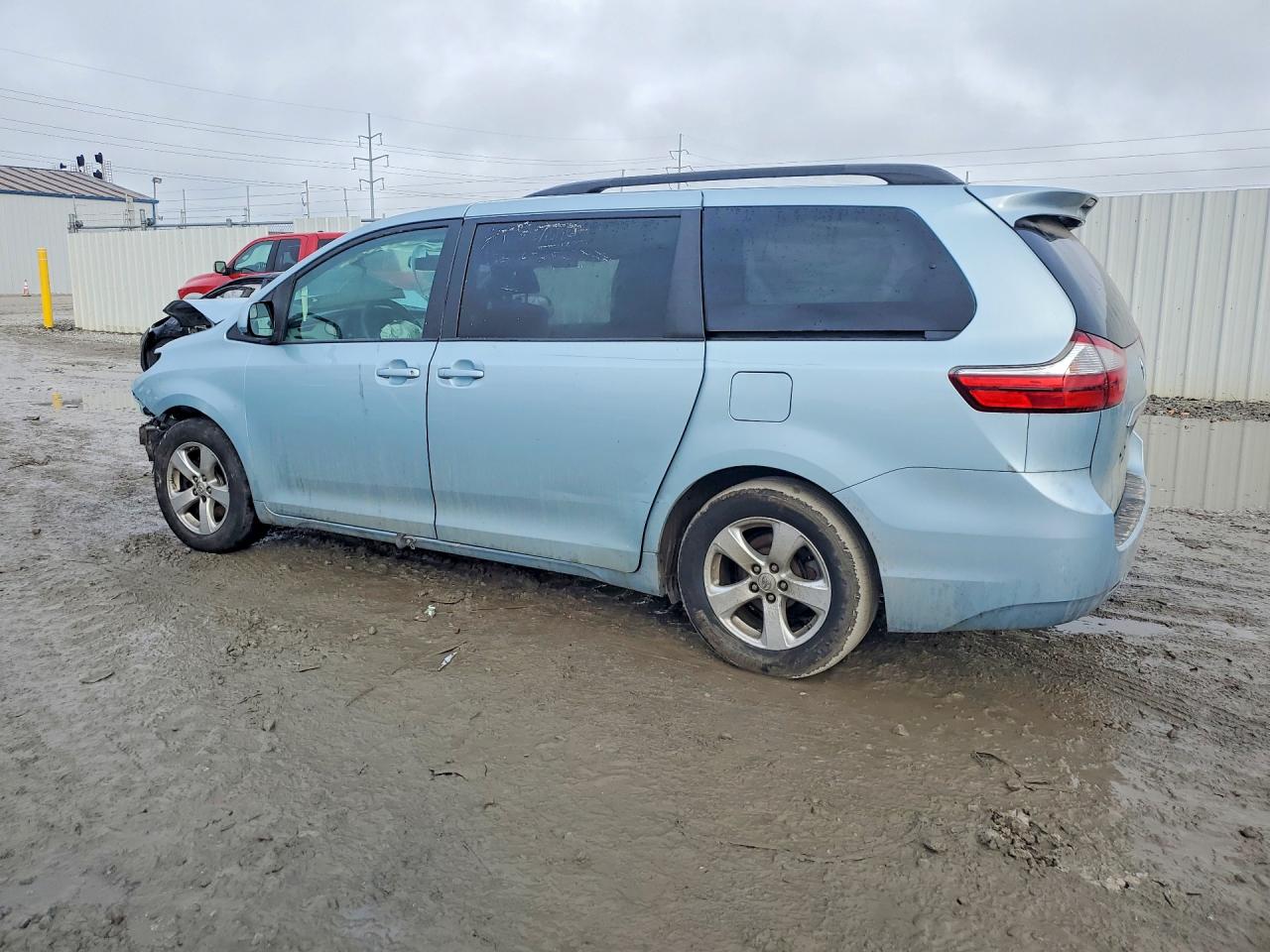 2015 TOYOTA SIENNA LE photo 4