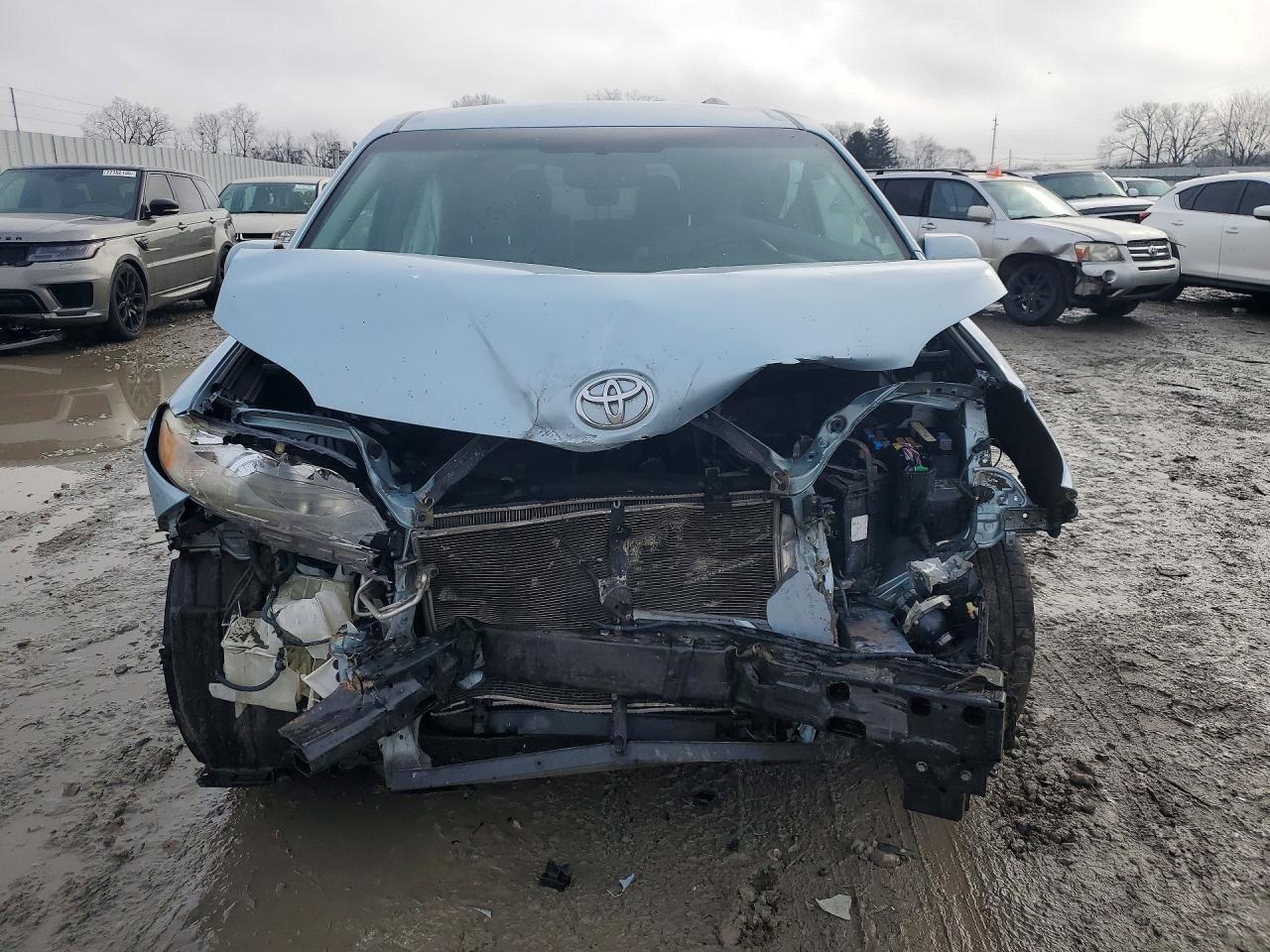 2015 TOYOTA SIENNA LE photo 13