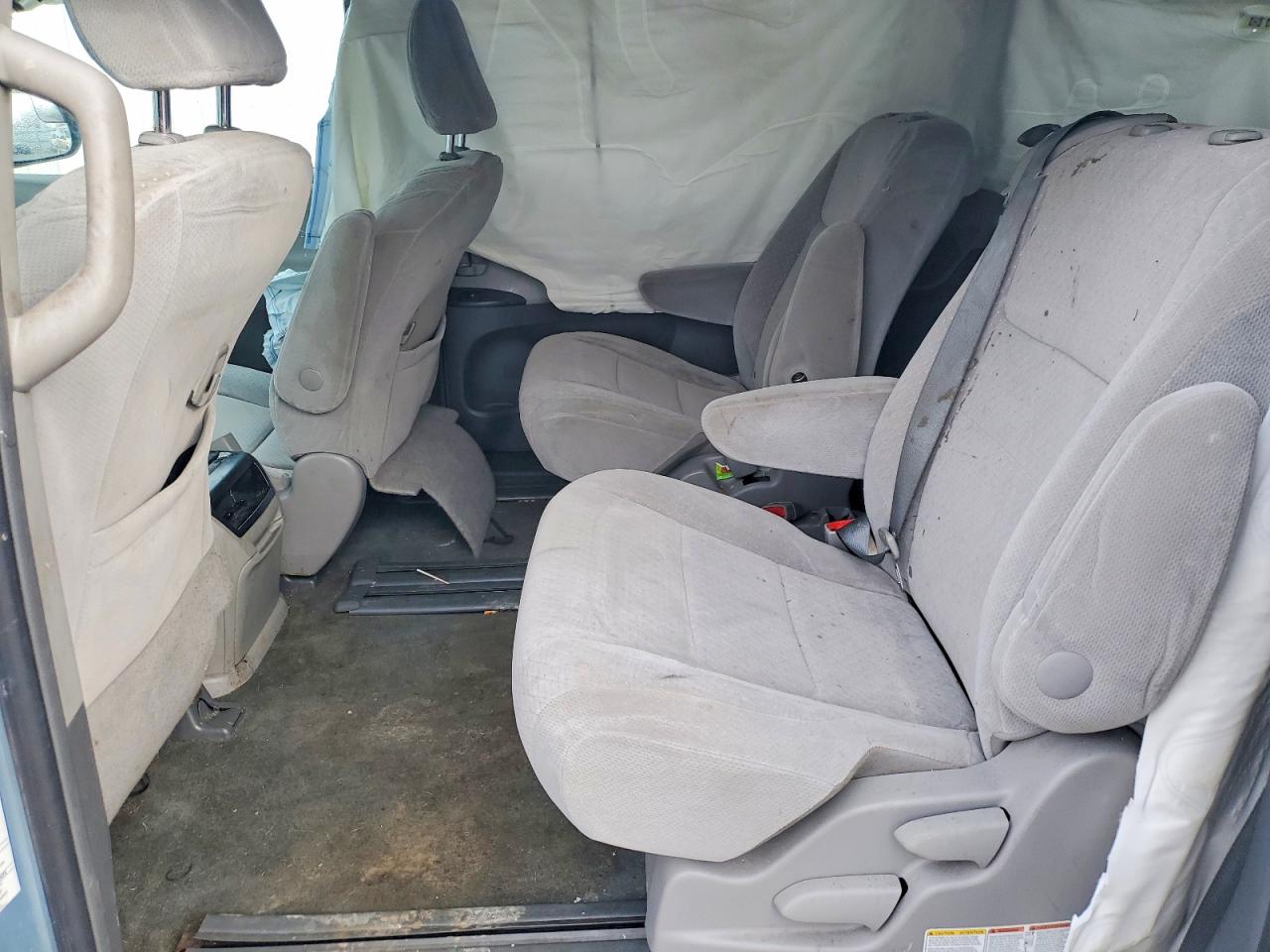 2015 TOYOTA SIENNA LE photo 31