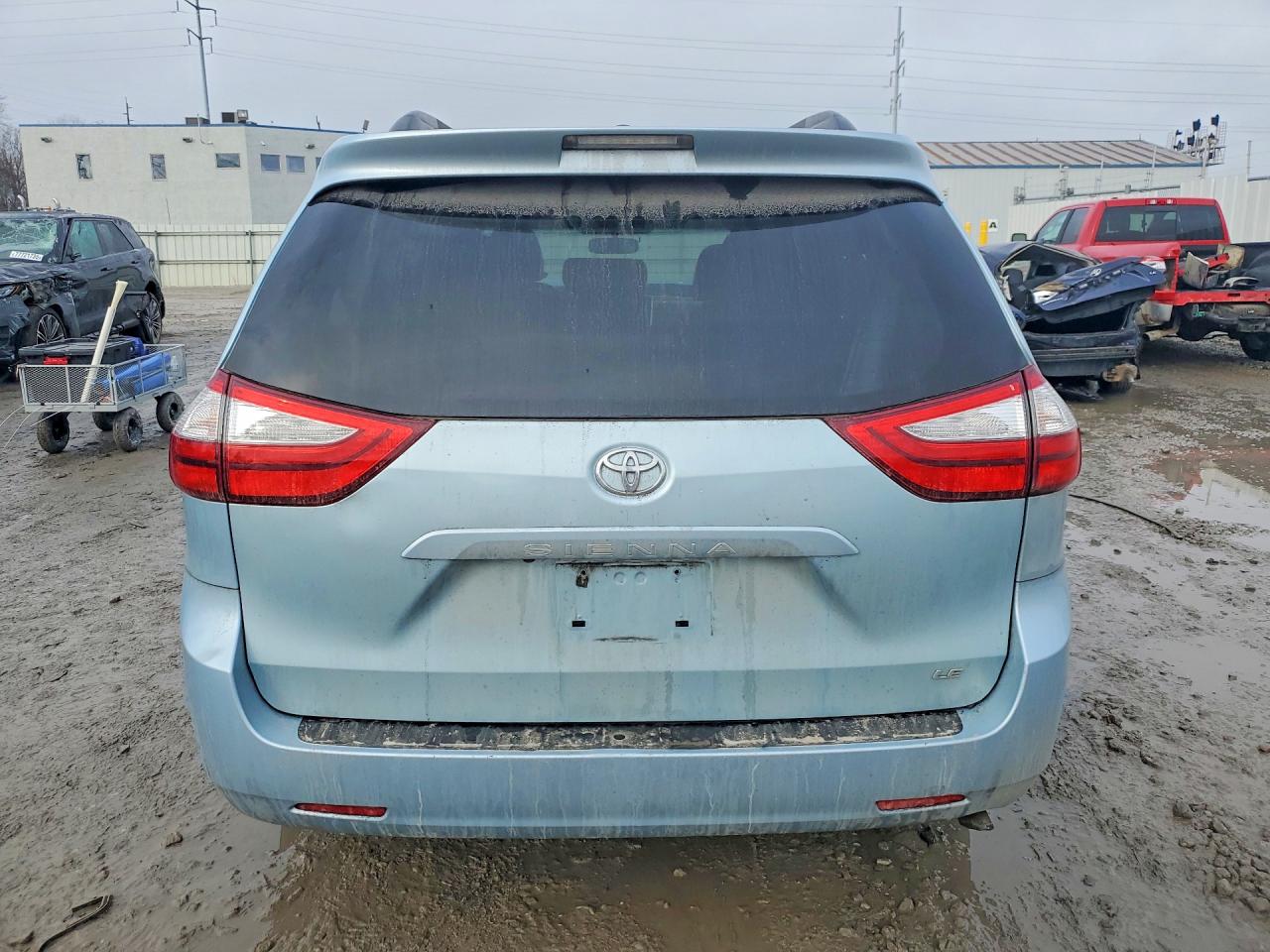 2015 TOYOTA SIENNA LE photo 16