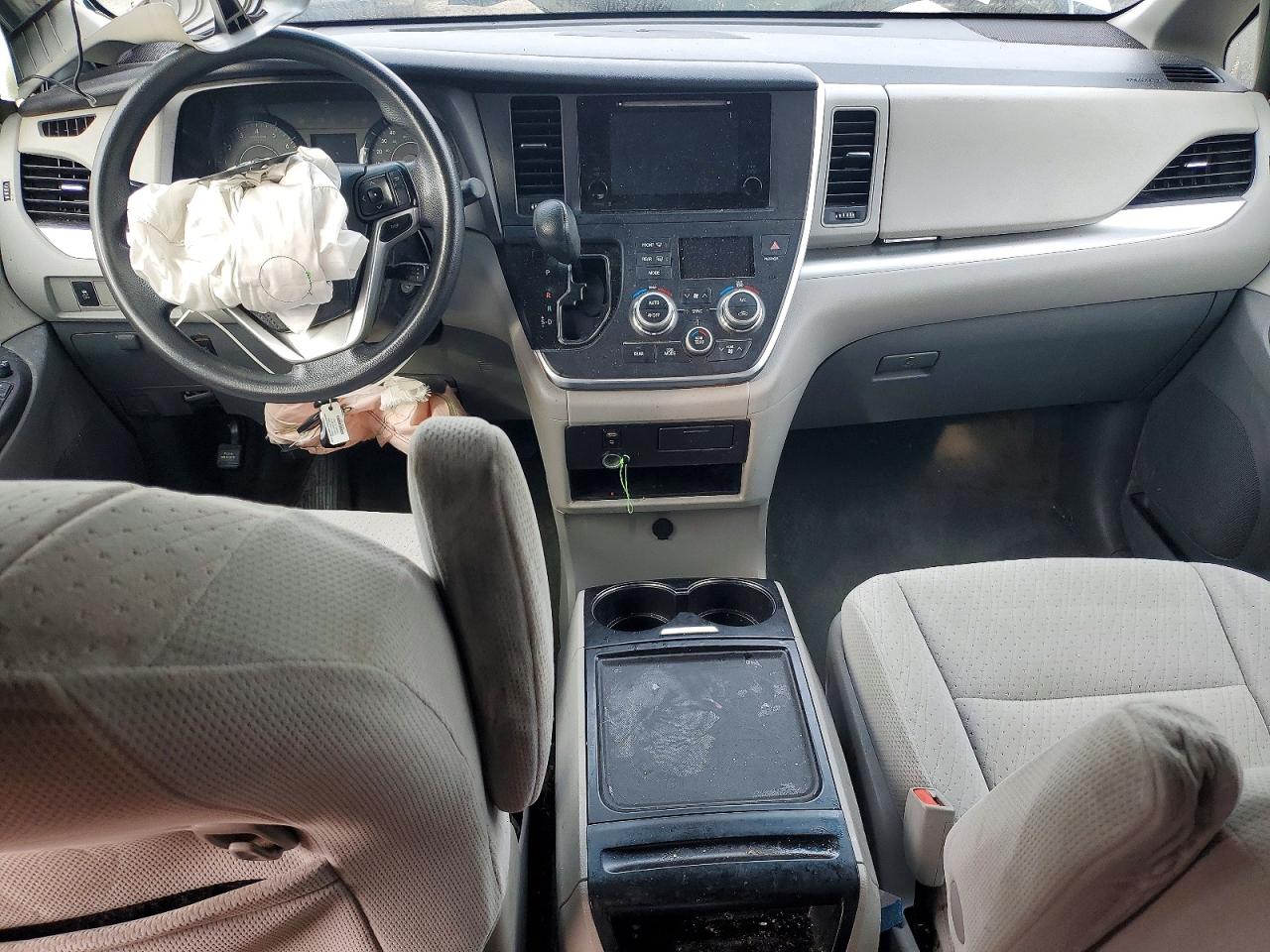 2015 TOYOTA SIENNA LE photo 22