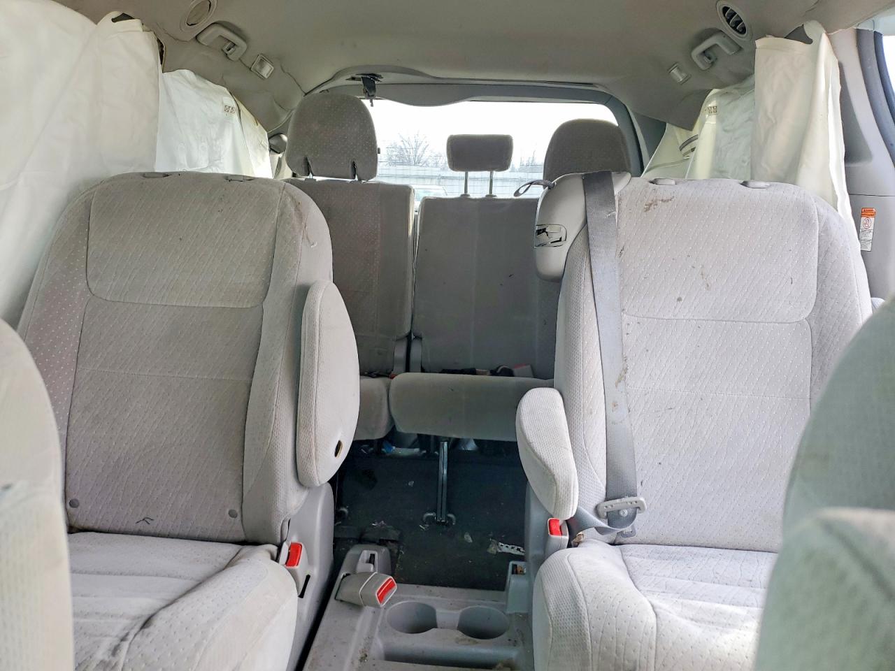 2015 TOYOTA SIENNA LE photo 28
