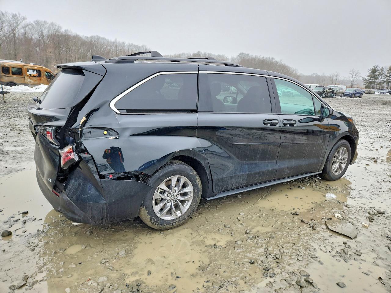 2025 TOYOTA SIENNA LE photo 3