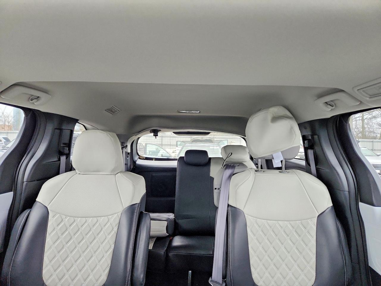 2025 TOYOTA SIENNA LE photo 10