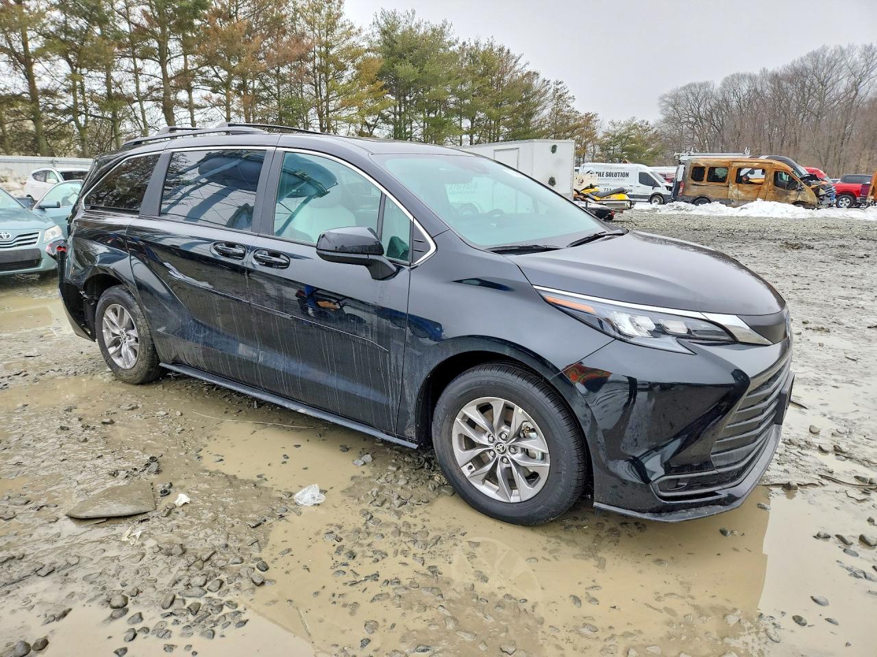 2025 TOYOTA SIENNA LE photo 4