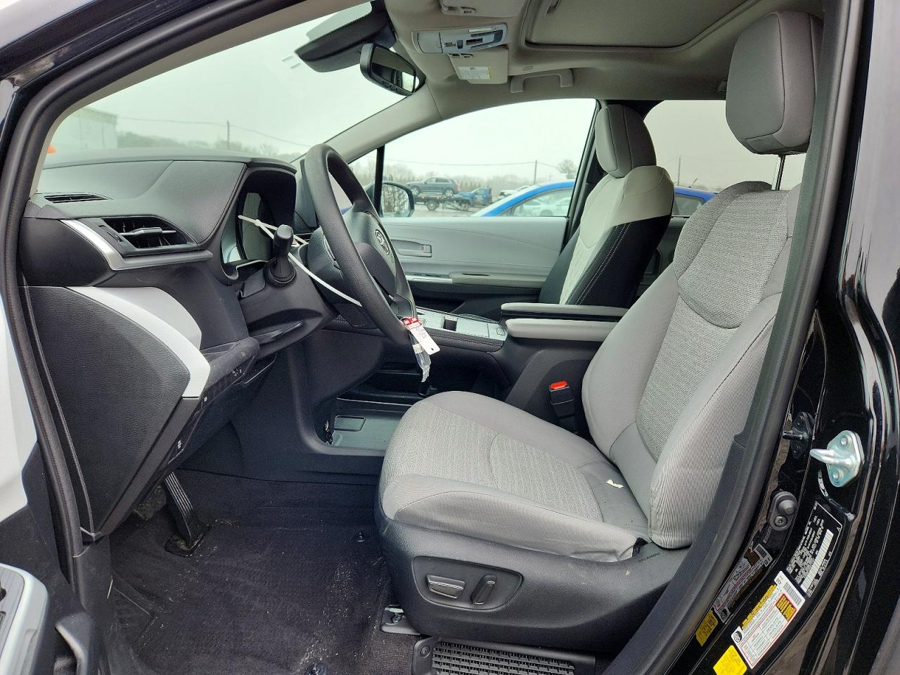 2025 TOYOTA SIENNA LE photo 7