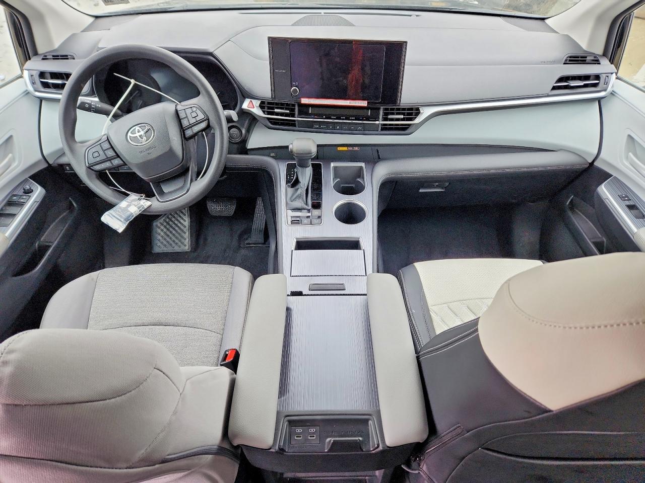 2025 TOYOTA SIENNA LE photo 8