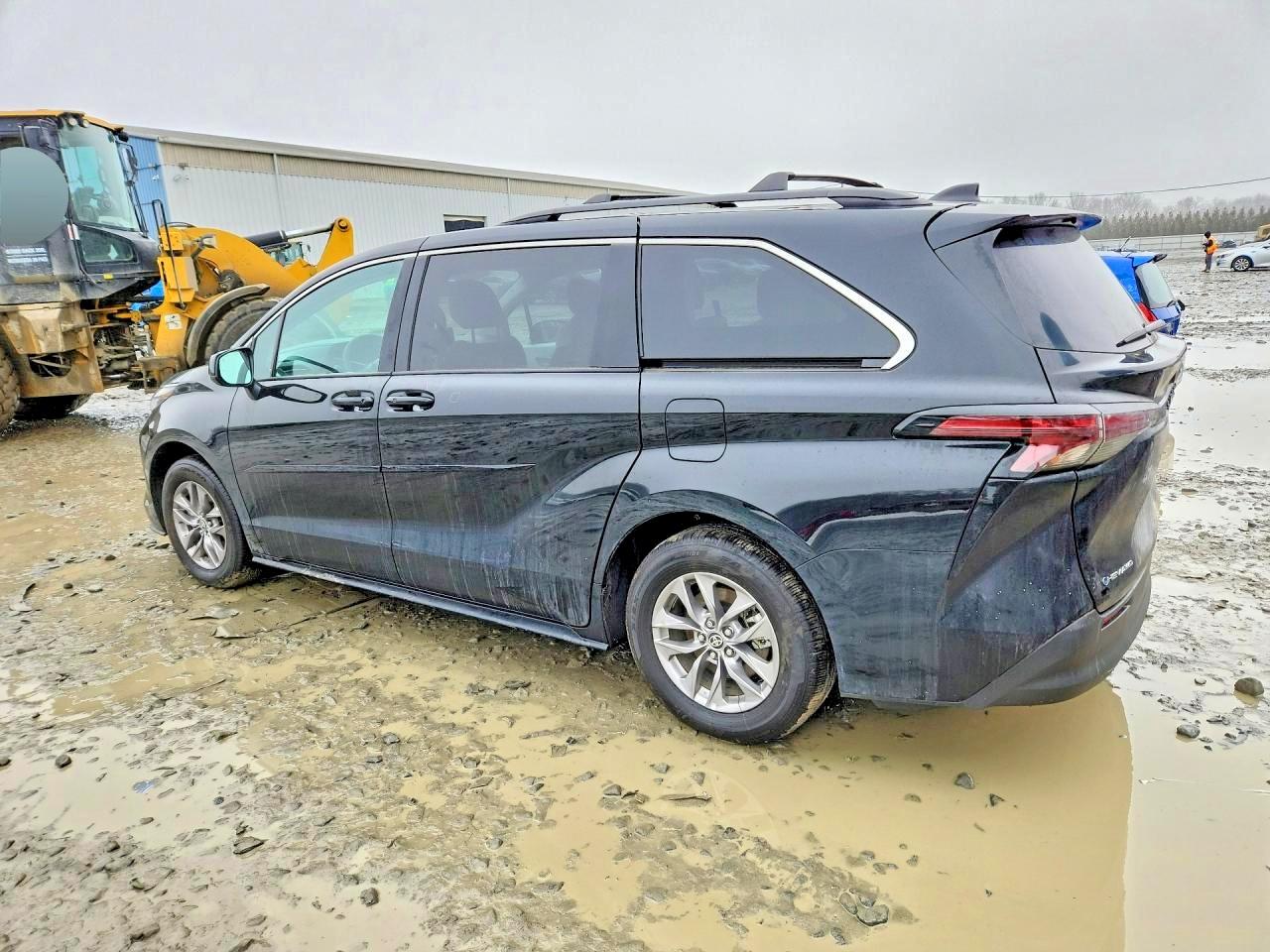 2025 TOYOTA SIENNA LE photo 2