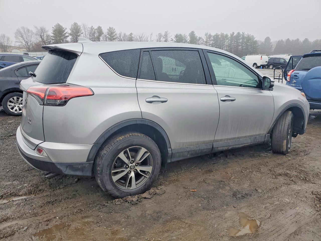 2018 TOYOTA RAV4 XLE photo 5
