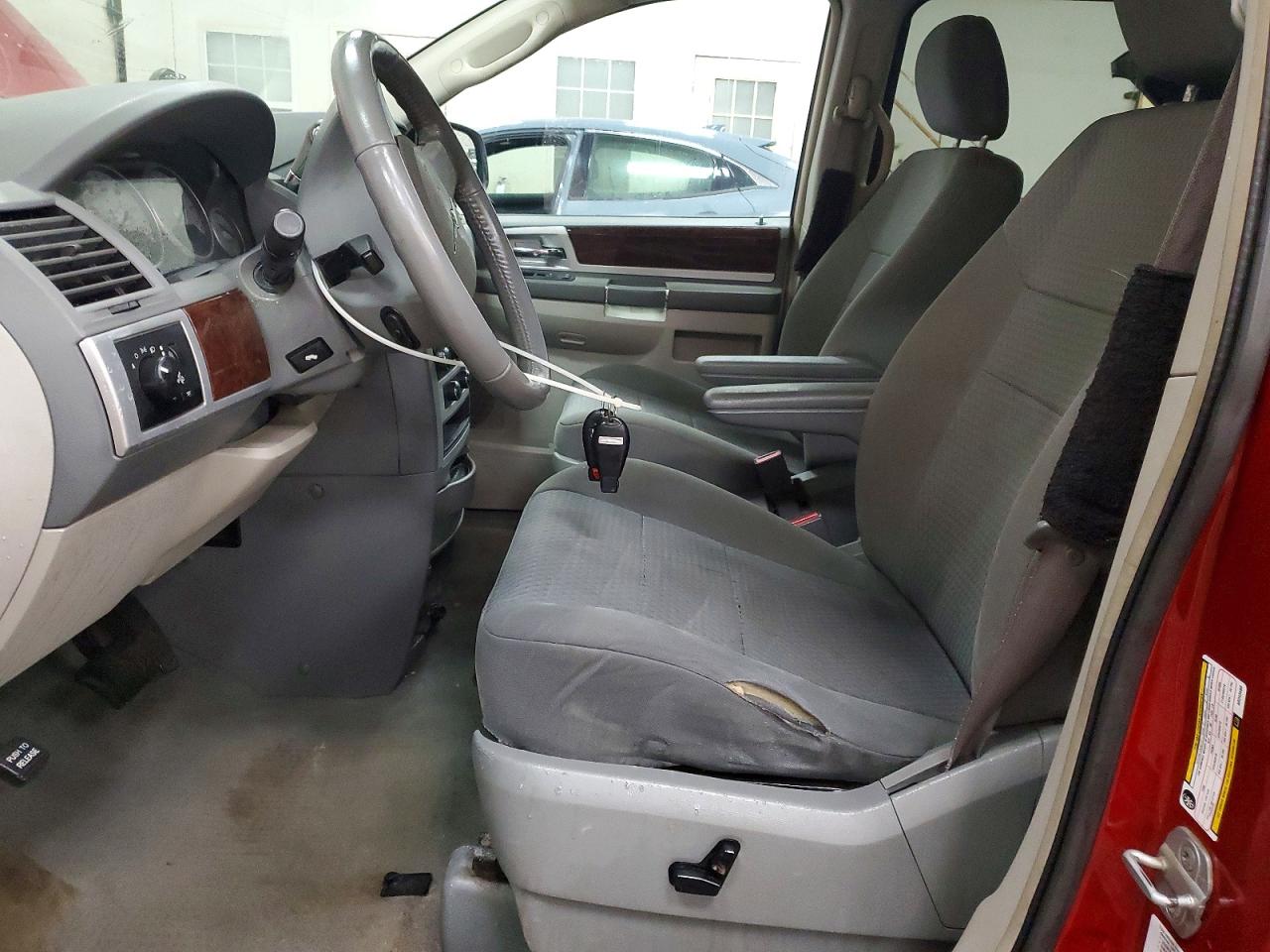2010 CHRYSLER TOWN & COUNTRY TOURING photo 7