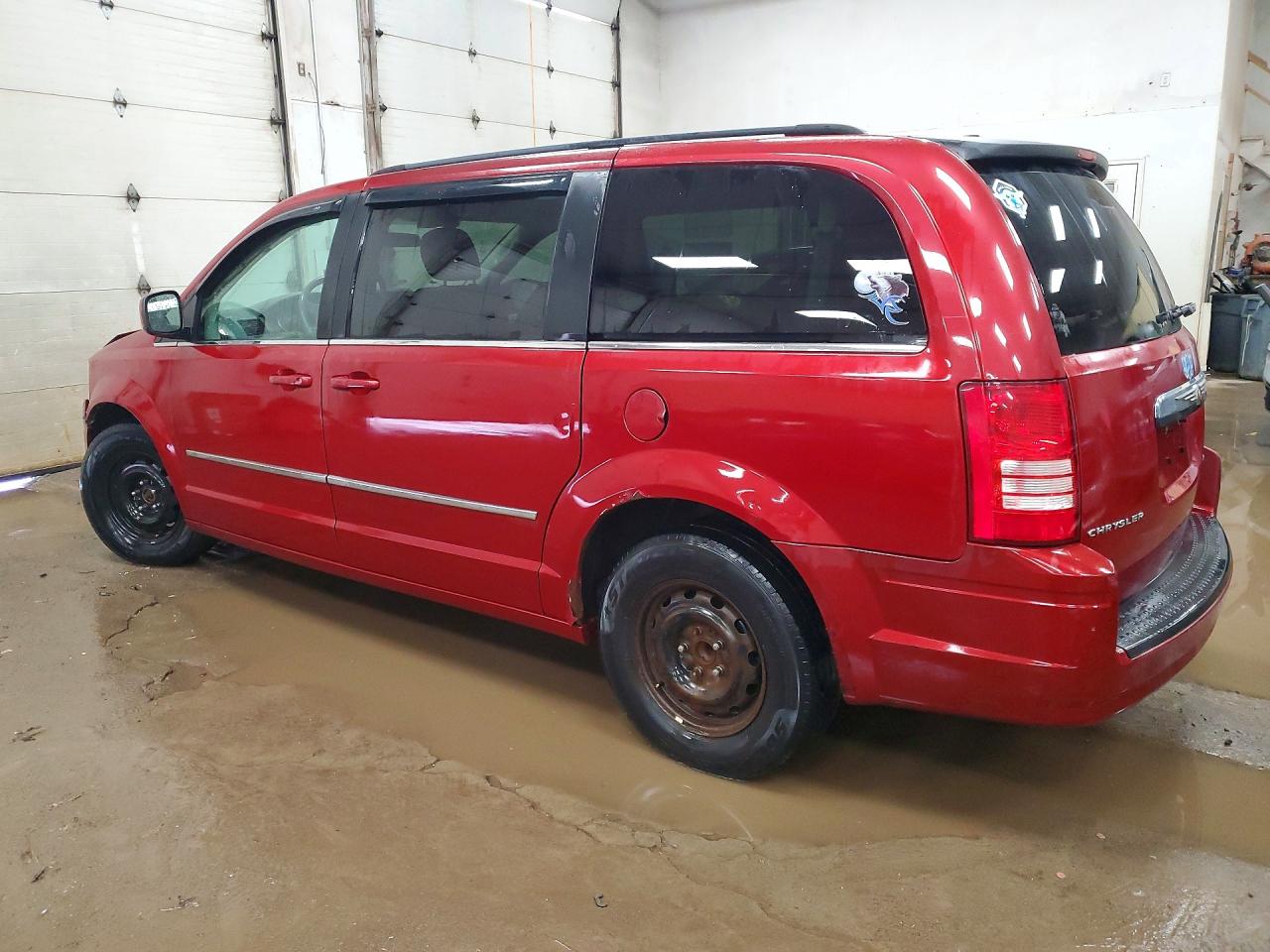 2010 CHRYSLER TOWN & COUNTRY TOURING photo 2