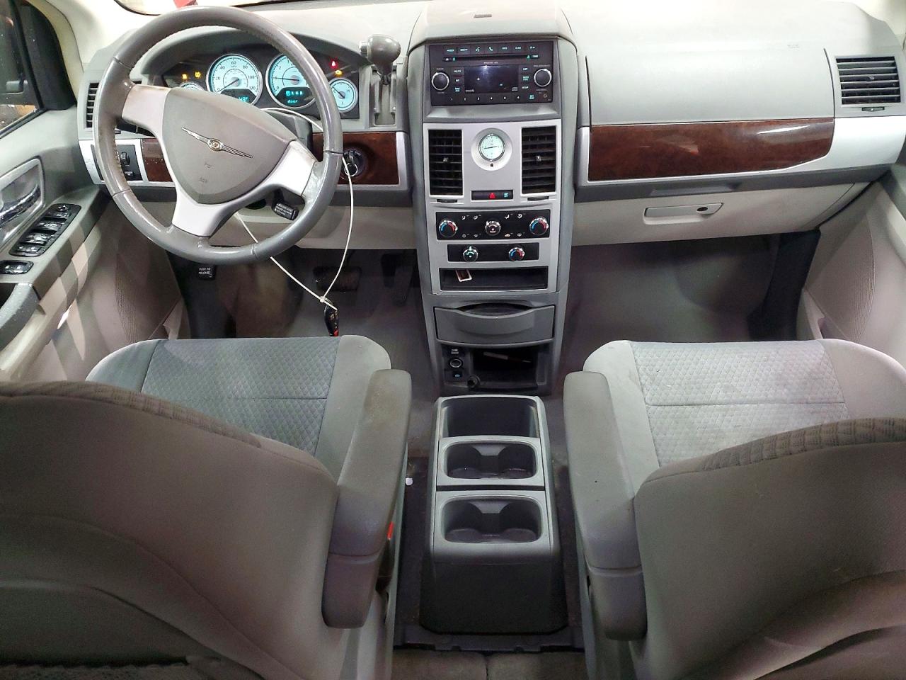 2010 CHRYSLER TOWN & COUNTRY TOURING photo 8