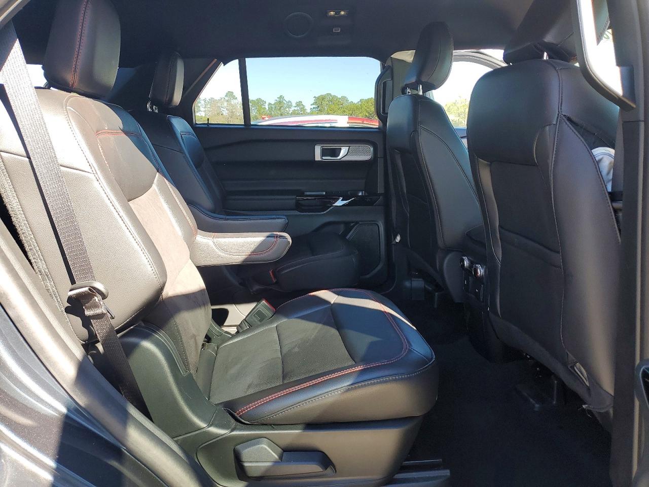2024 FORD EXPLORER ST-LINE photo 11