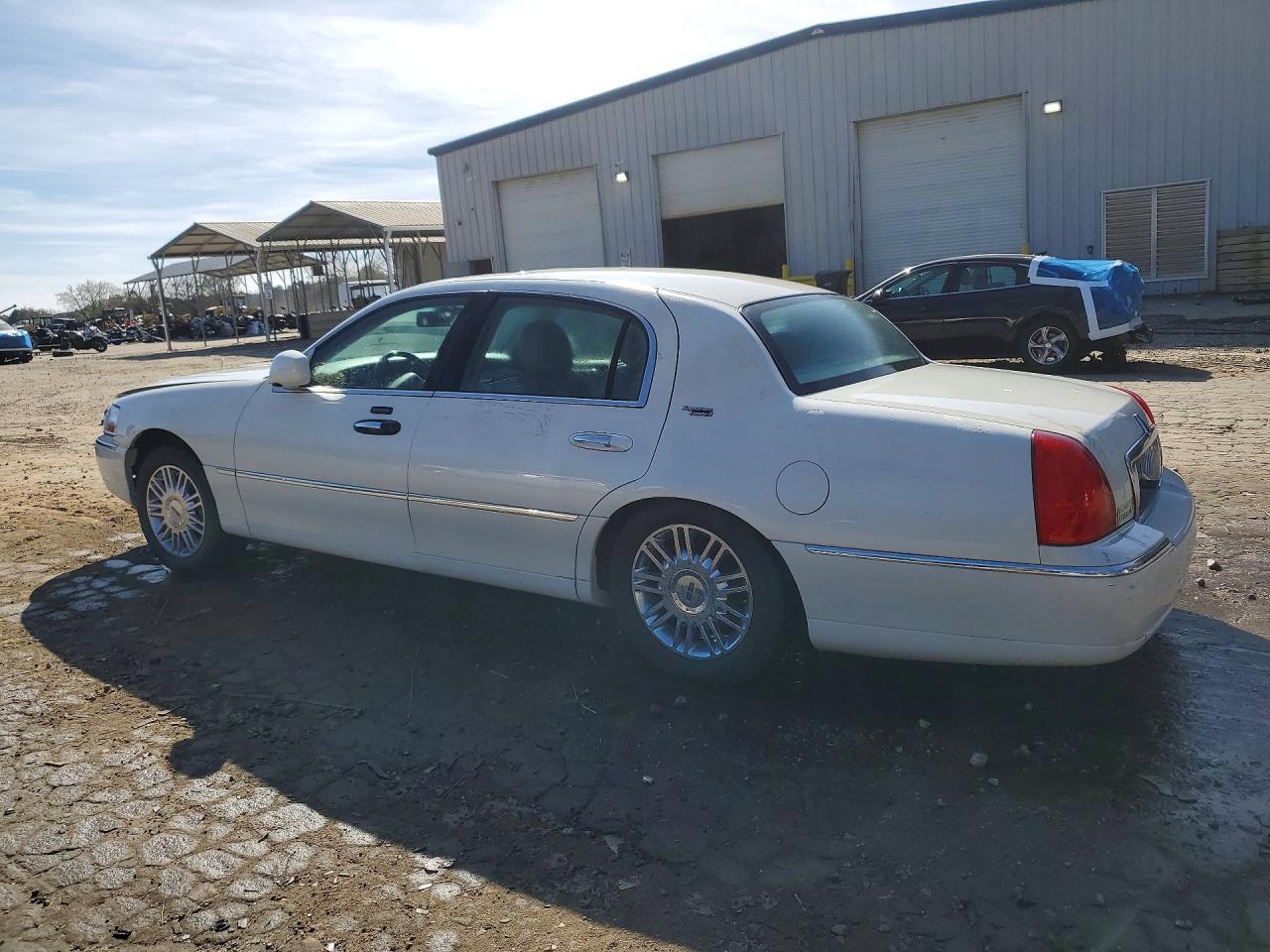 2006 LINCOLN TOWN CAR SIGNATURE LIMITED photo 2