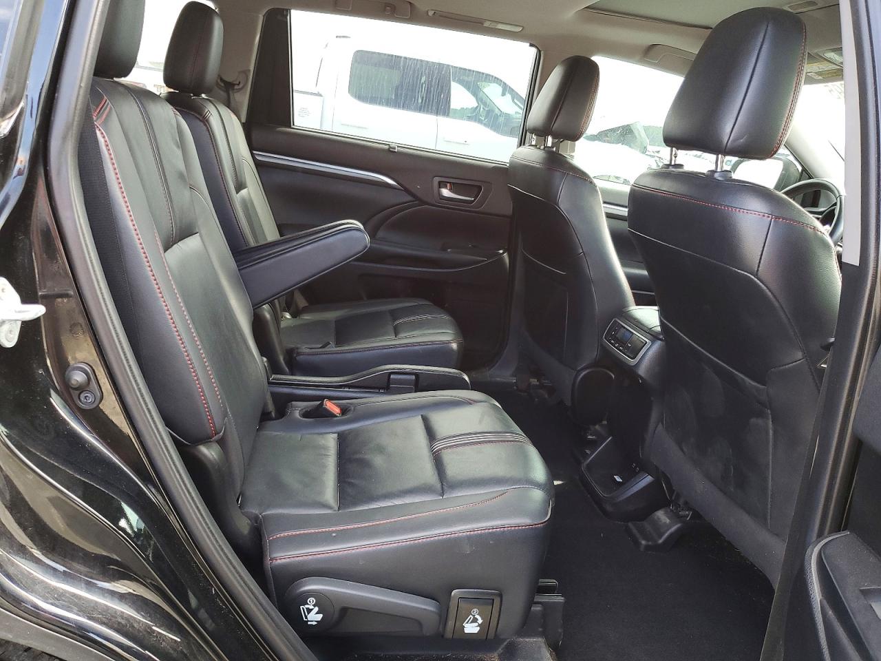 2019 TOYOTA HIGHLANDER SE photo 19